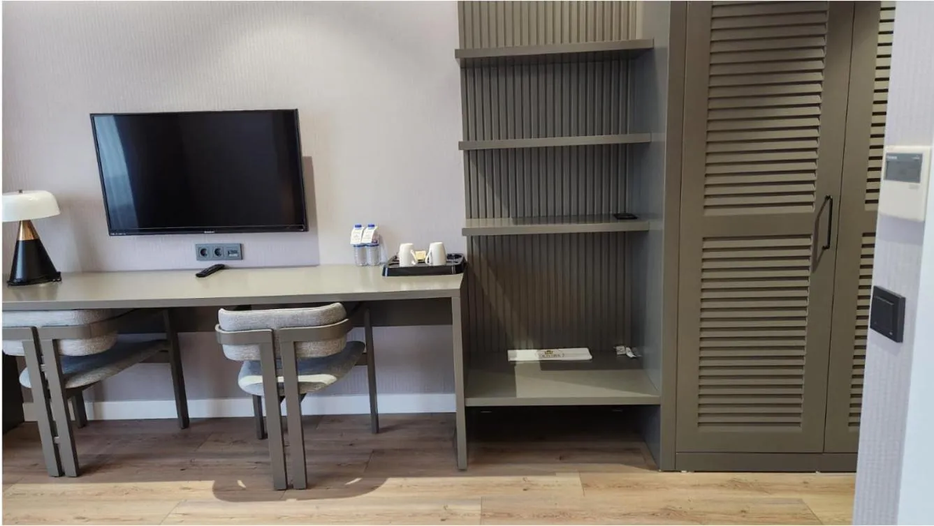 TV and multimedia in La Flora House Hotel