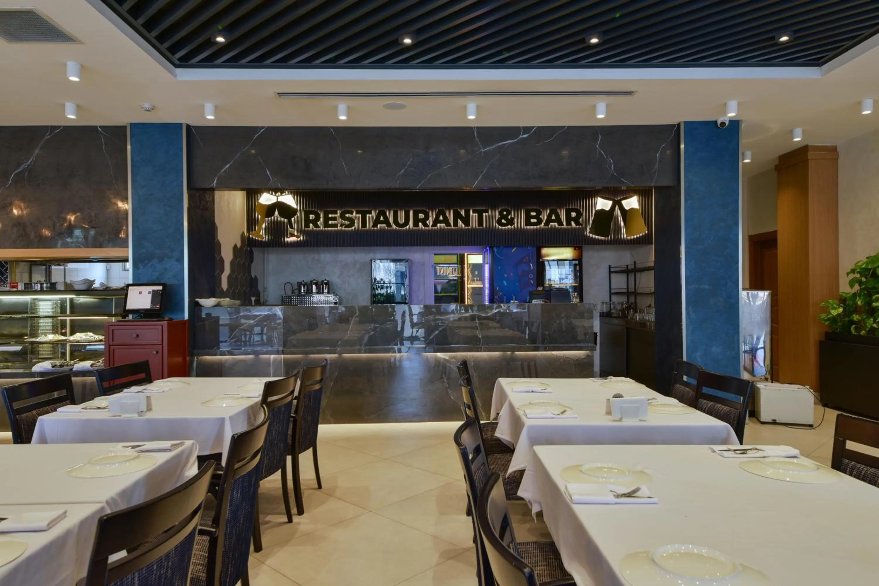 Lounge or bar in La Flora House Hotel