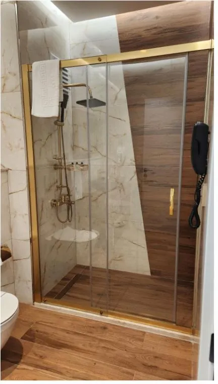 Shower in La Flora House Hotel