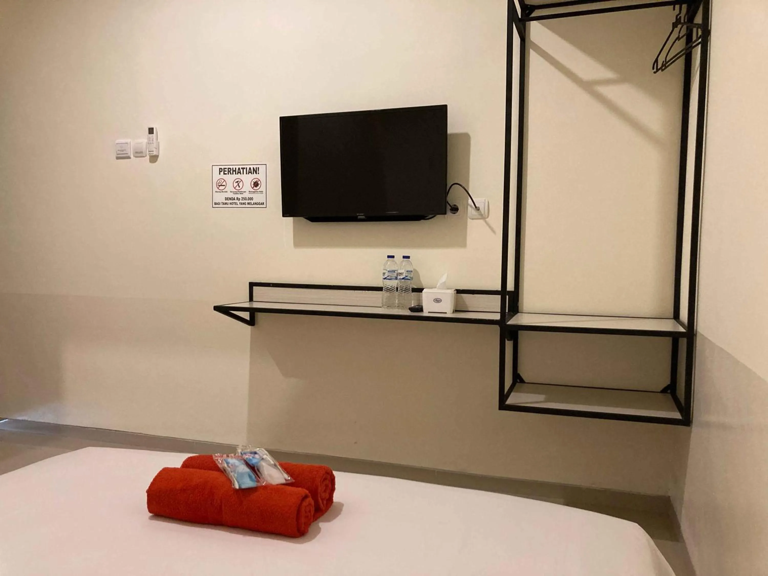 TV and multimedia, Bed in Hartono Inn Seturan Mitra RedDoorz