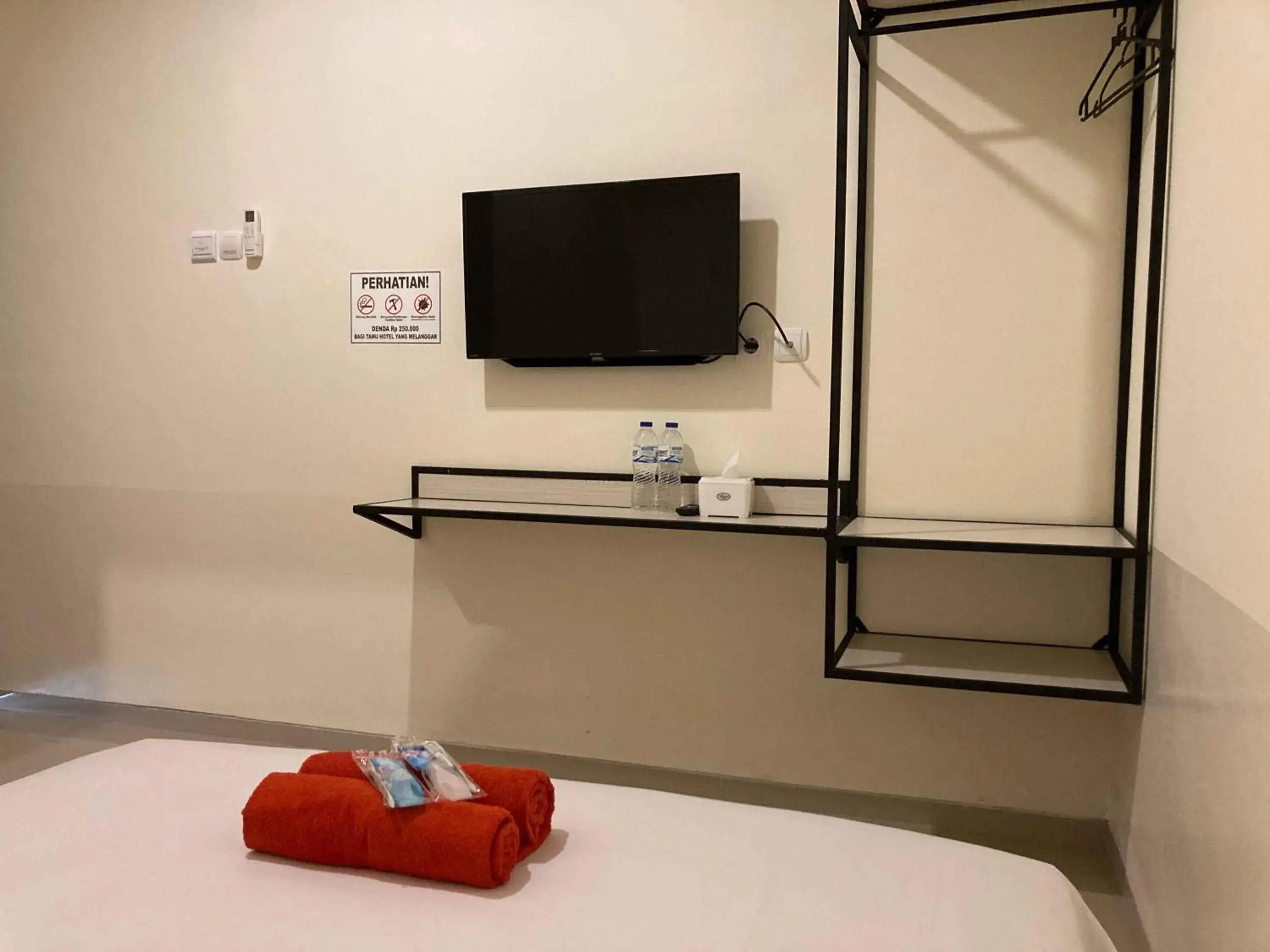 TV and multimedia, Bed in Hartono Inn Seturan Mitra RedDoorz TV and multimedia, Bed in Hartono Inn Seturan Mitra RedDoorz