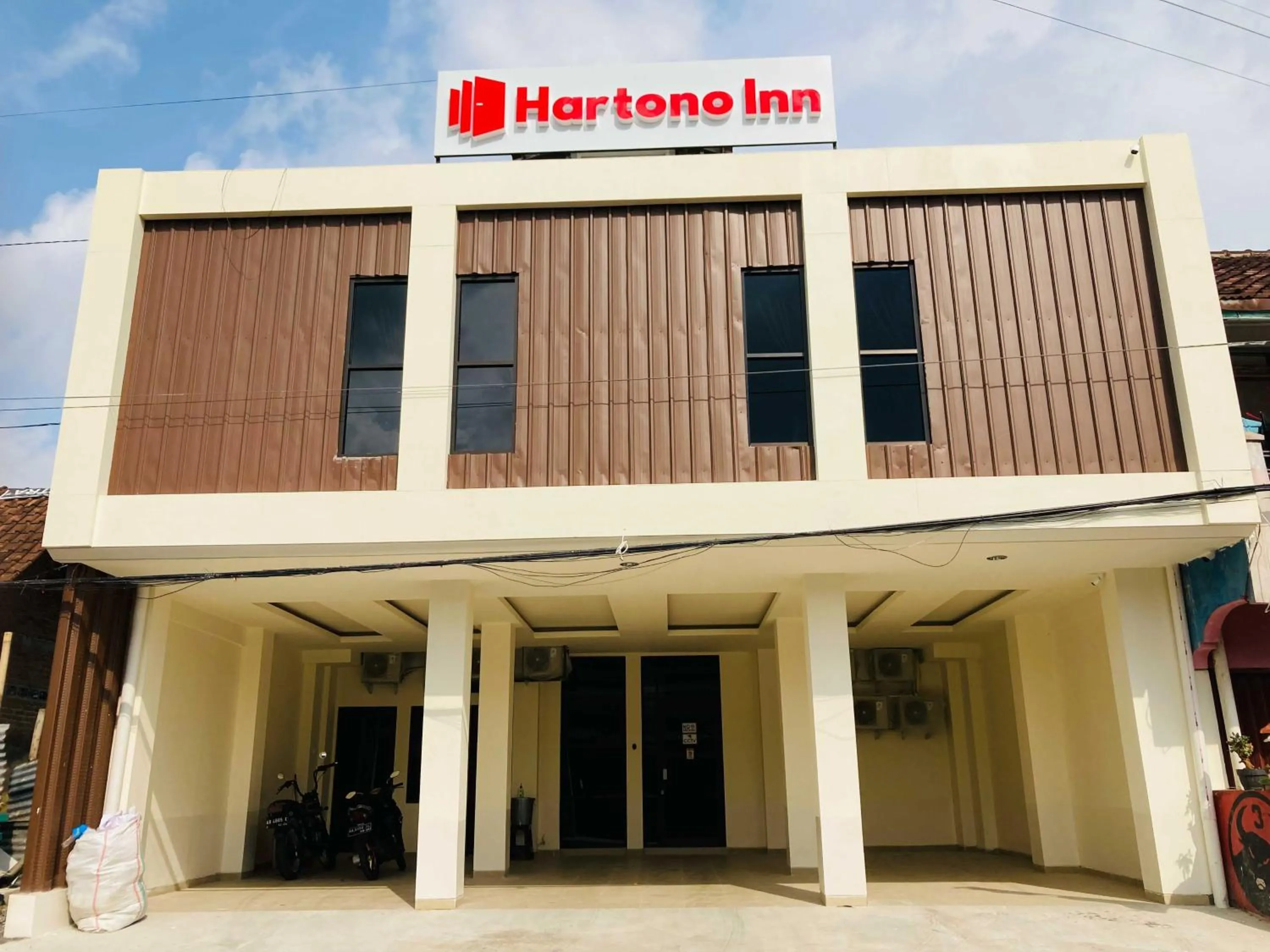 Facade/entrance in Hartono Inn Seturan Mitra RedDoorz