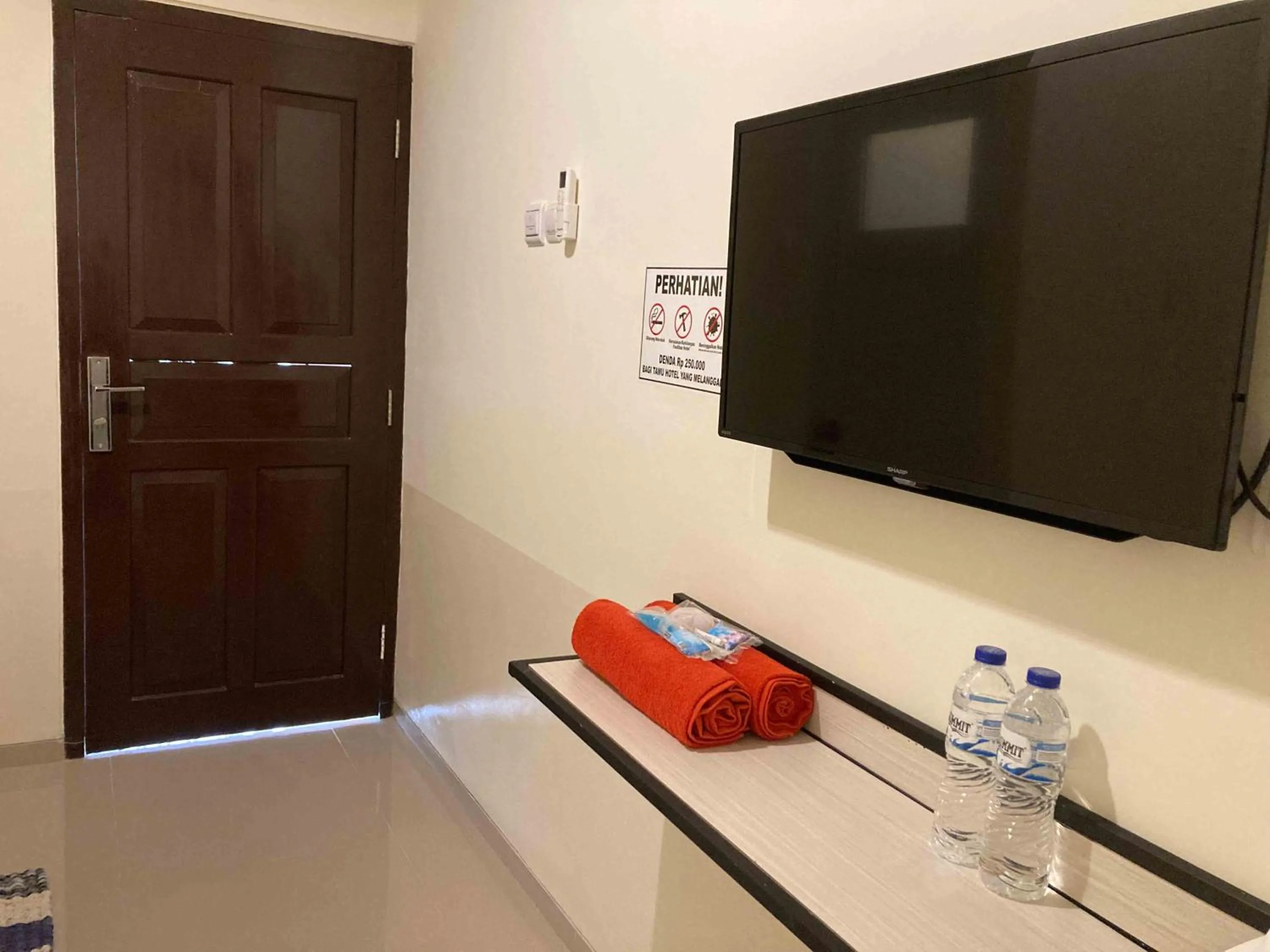 TV and multimedia in Hartono Inn Seturan Mitra RedDoorz