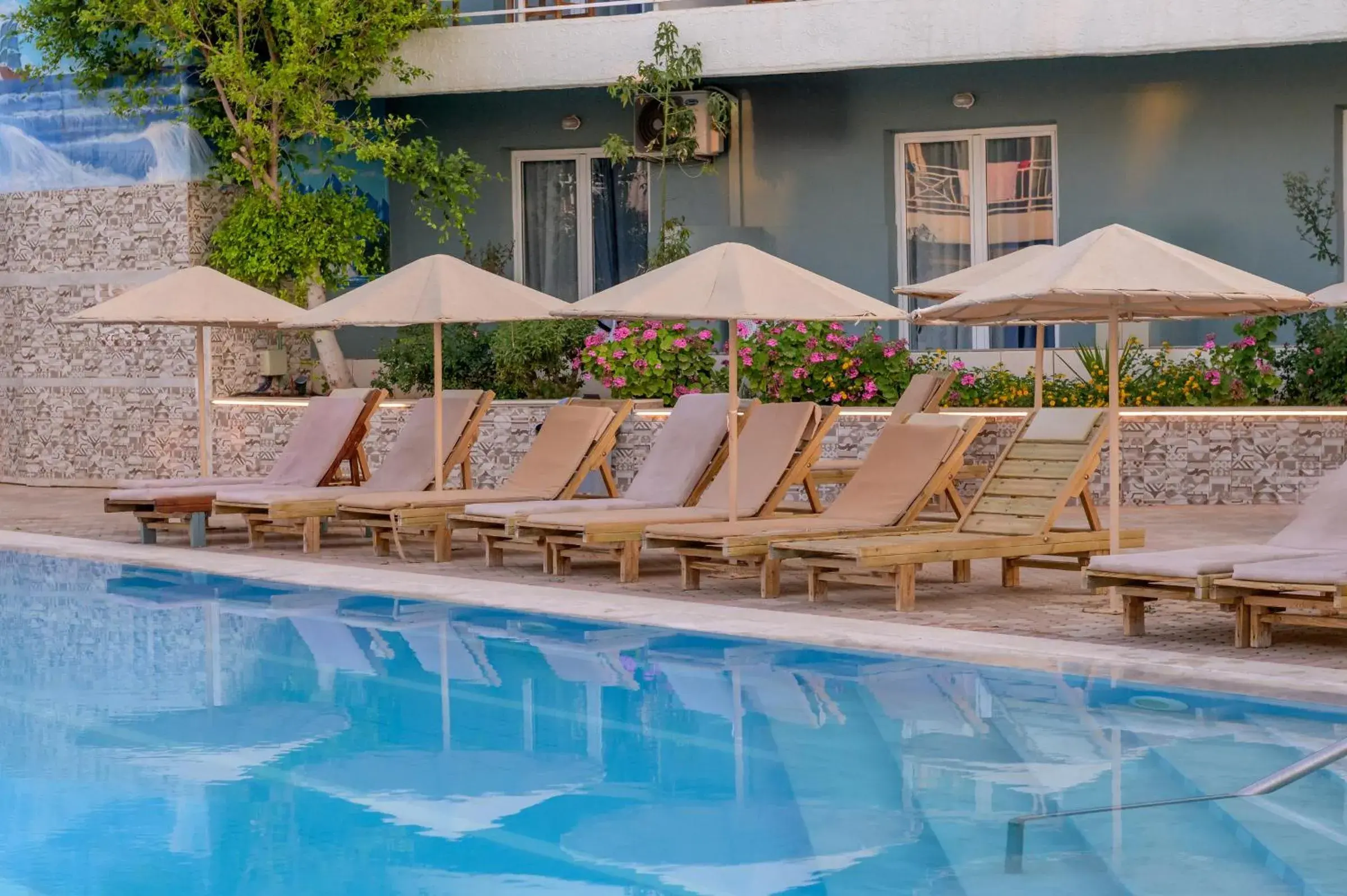 Swimming pool in SunBay Hotel Swimming pool in SunBay Hotel