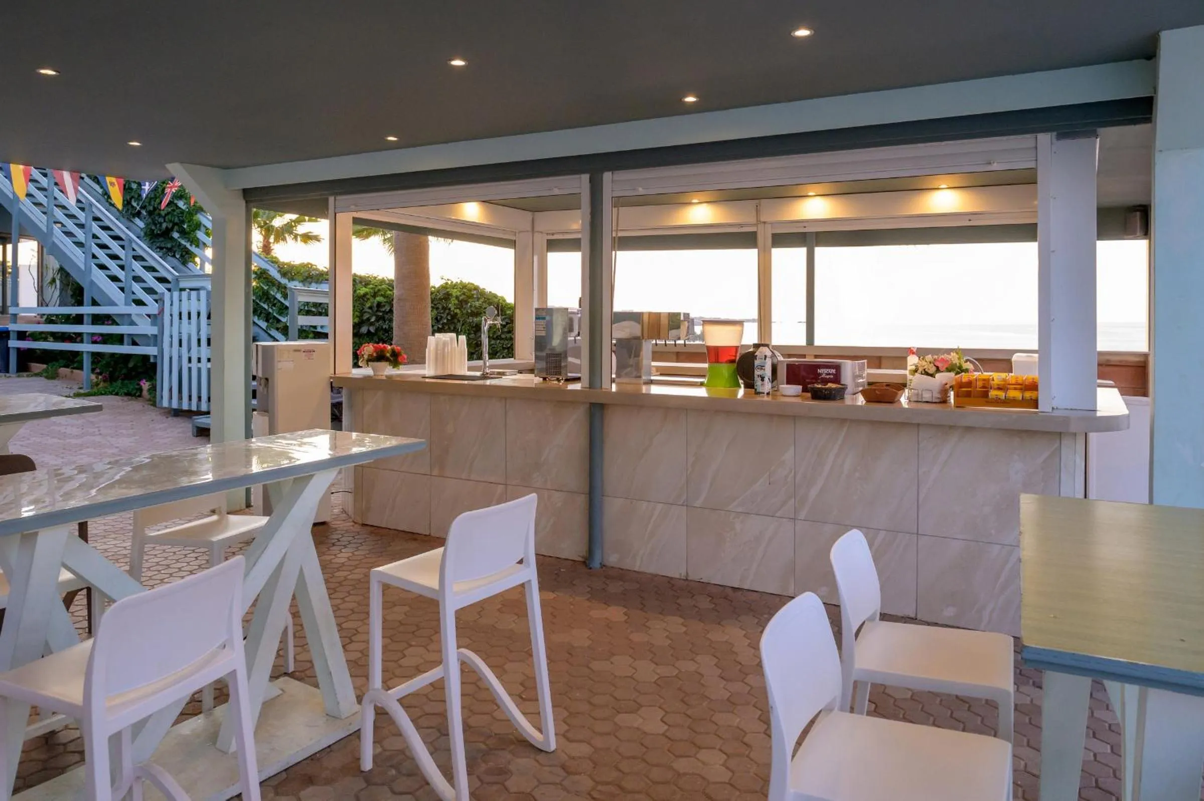 Lounge or bar in SunBay Hotel