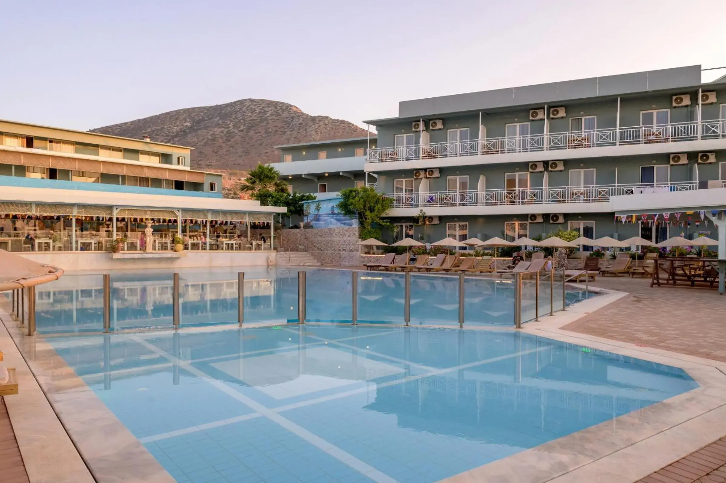 Swimming pool in SunBay Hotel Swimming pool in SunBay Hotel