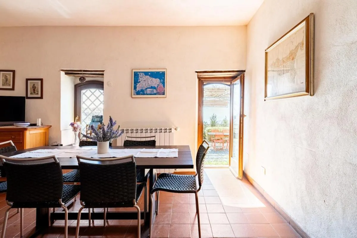 Dining area in Casa Etnea