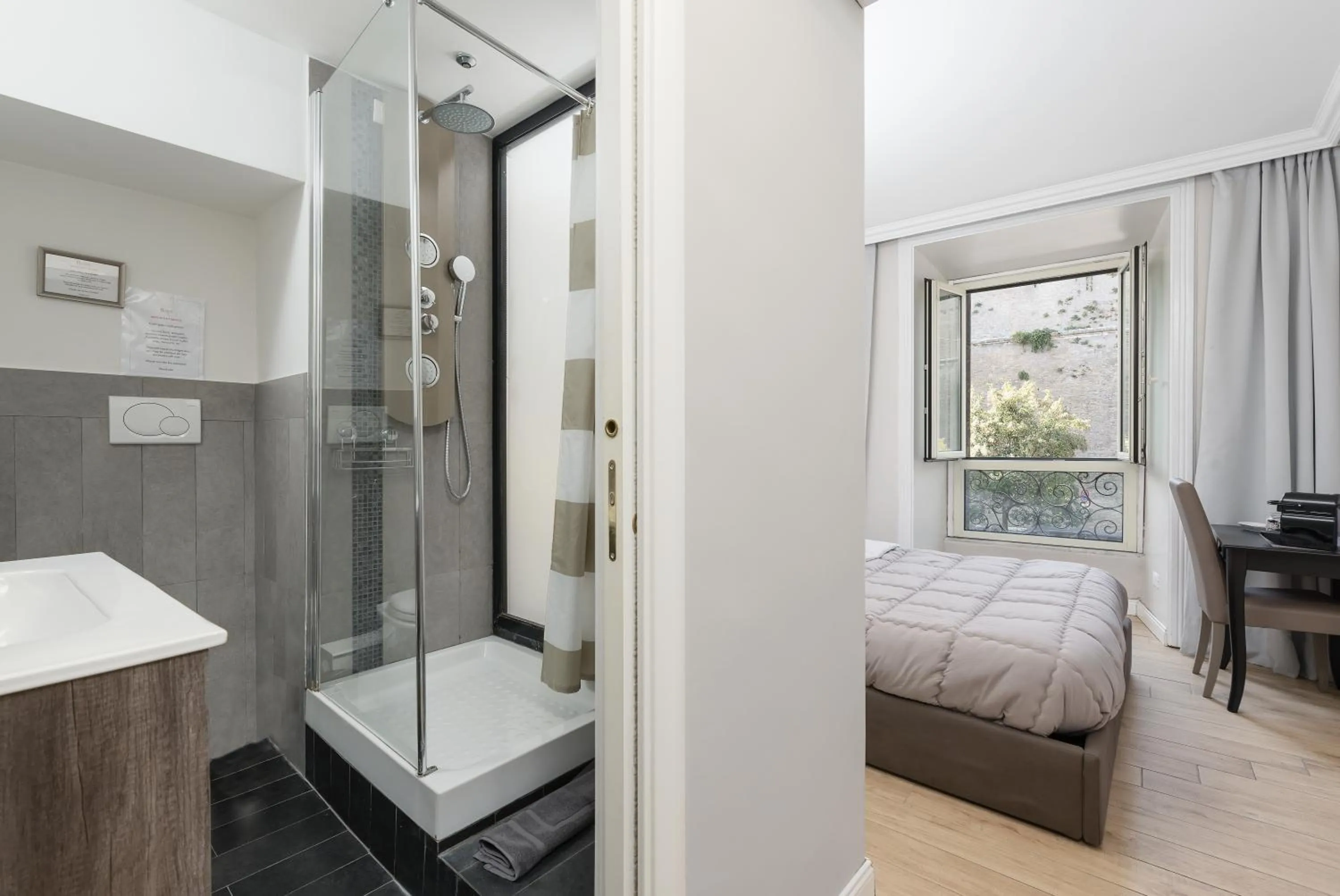 Bathroom, Bed in Rhome Hosting