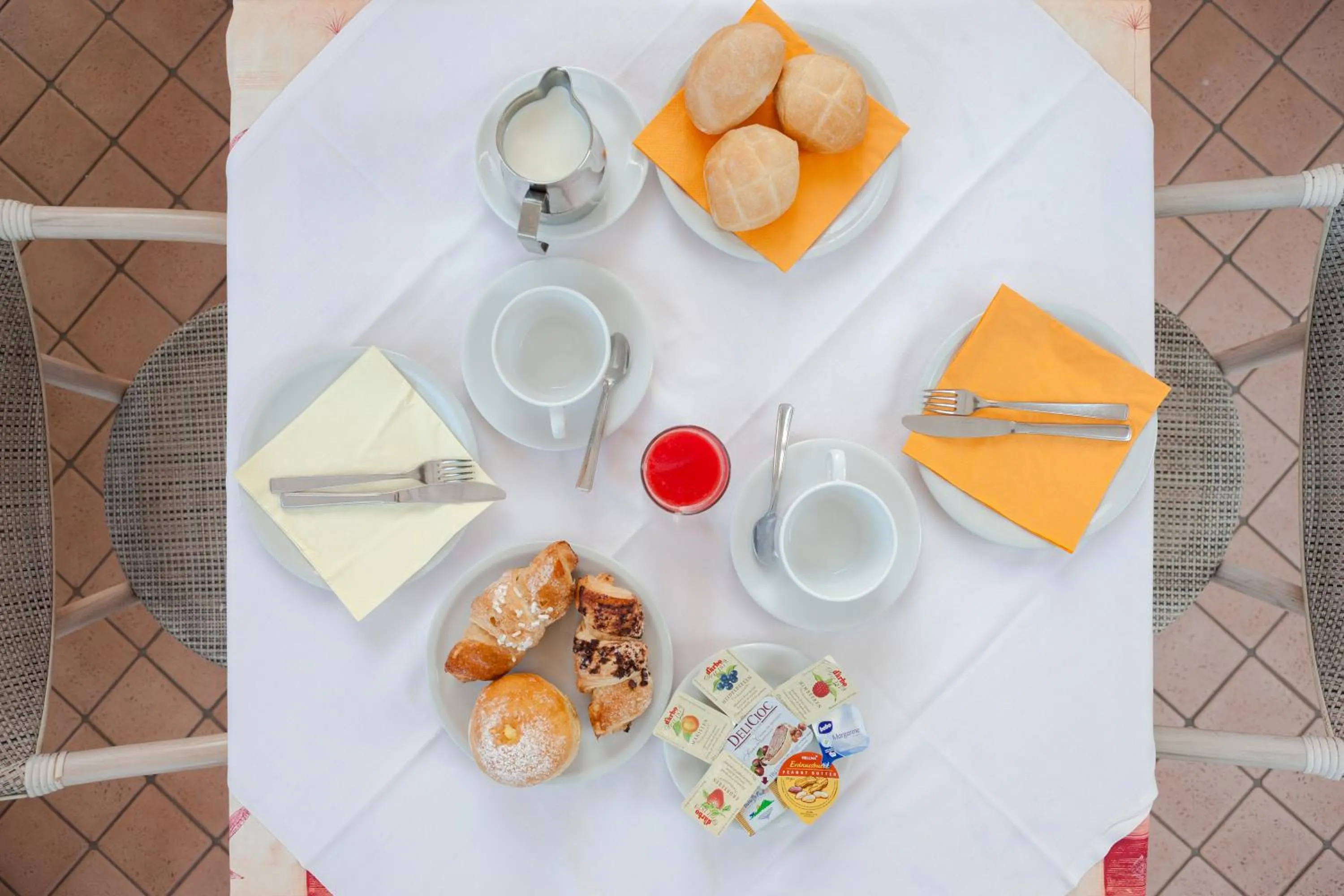 Food and drinks in Hotel Benacus