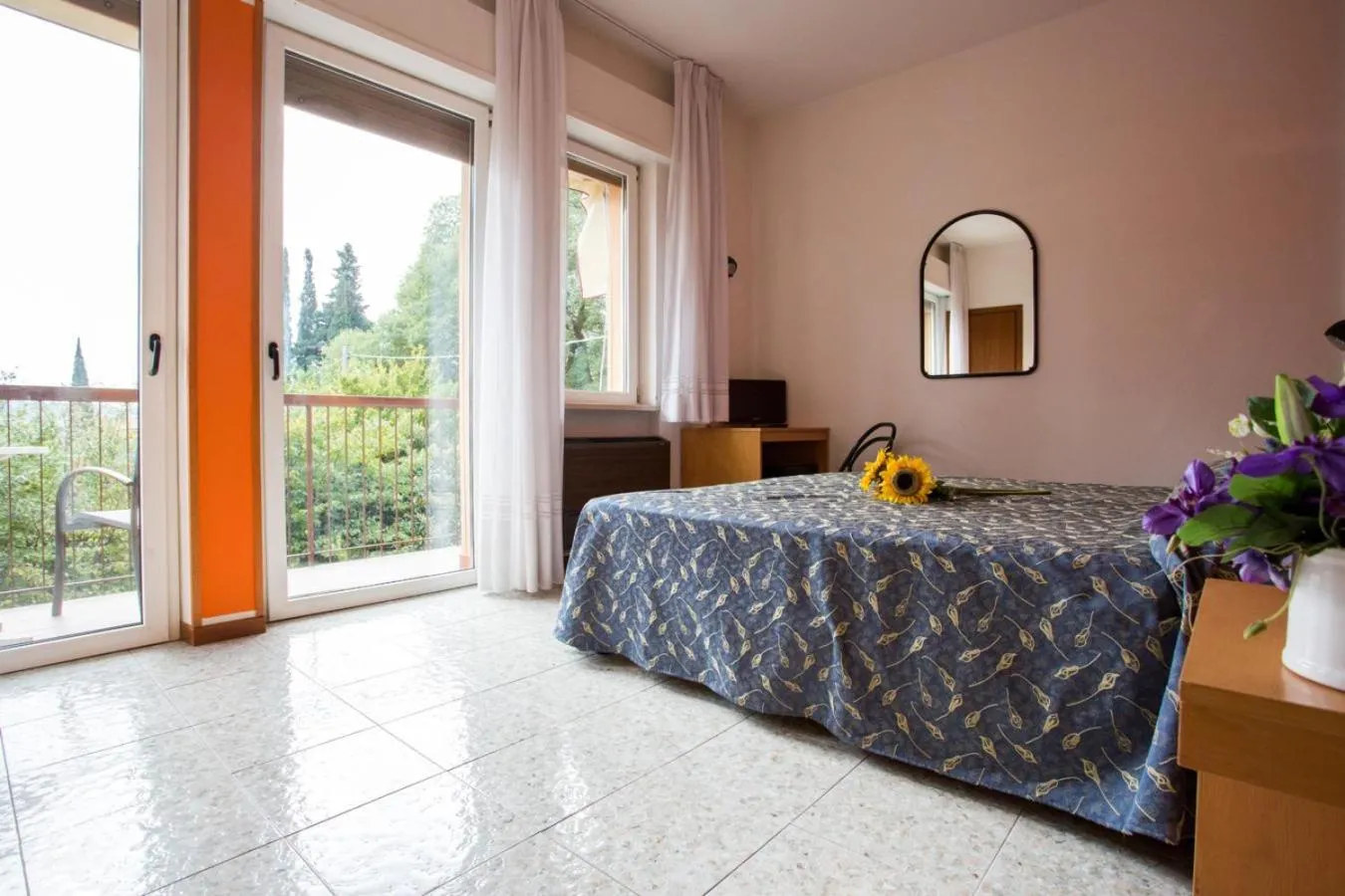 Bed in Hotel Benacus