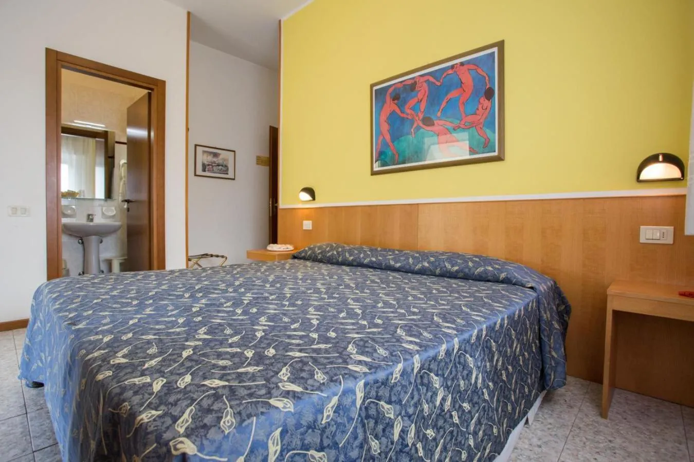 Bed in Hotel Benacus