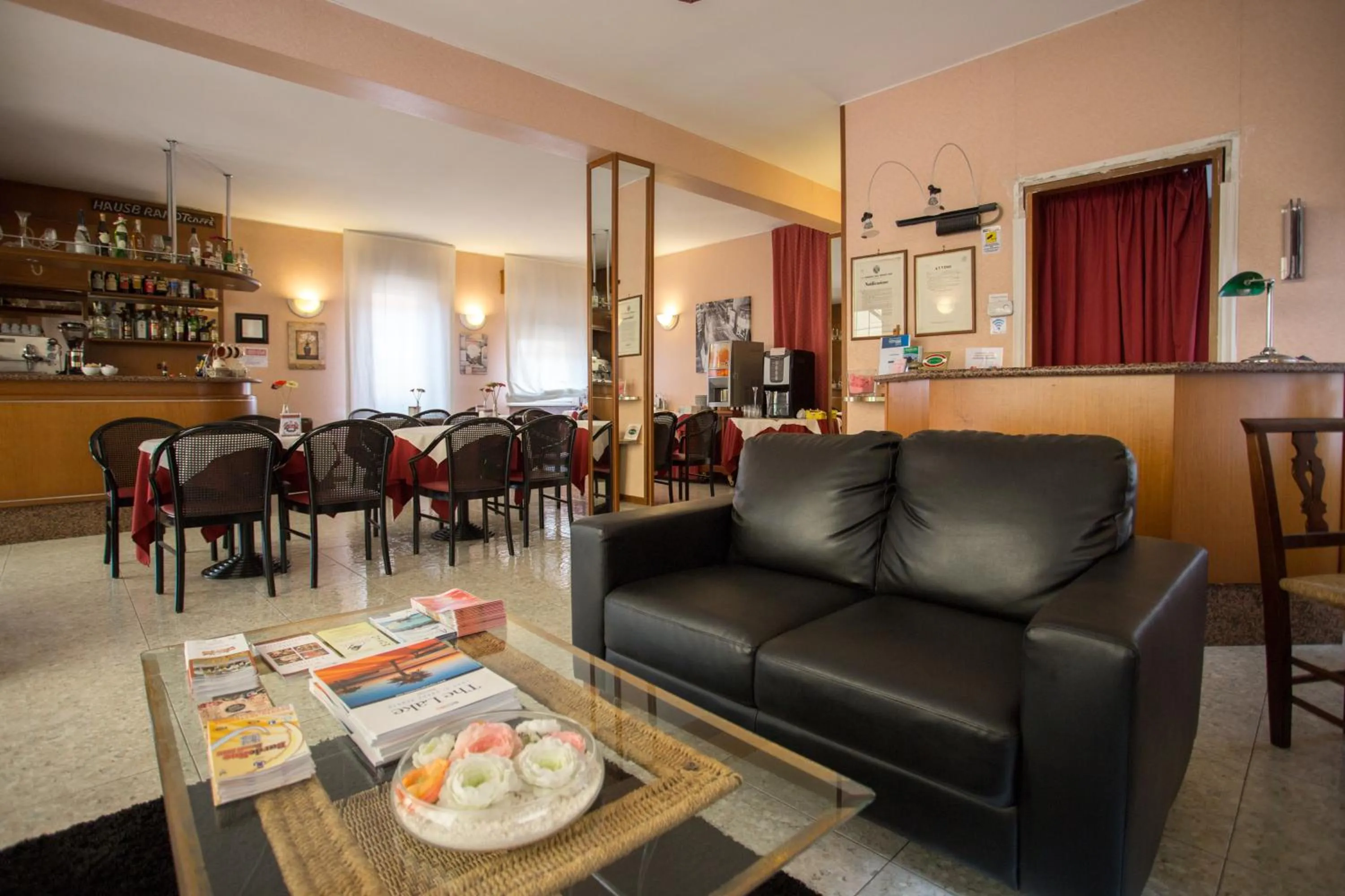 Communal lounge/ TV room in Hotel Benacus