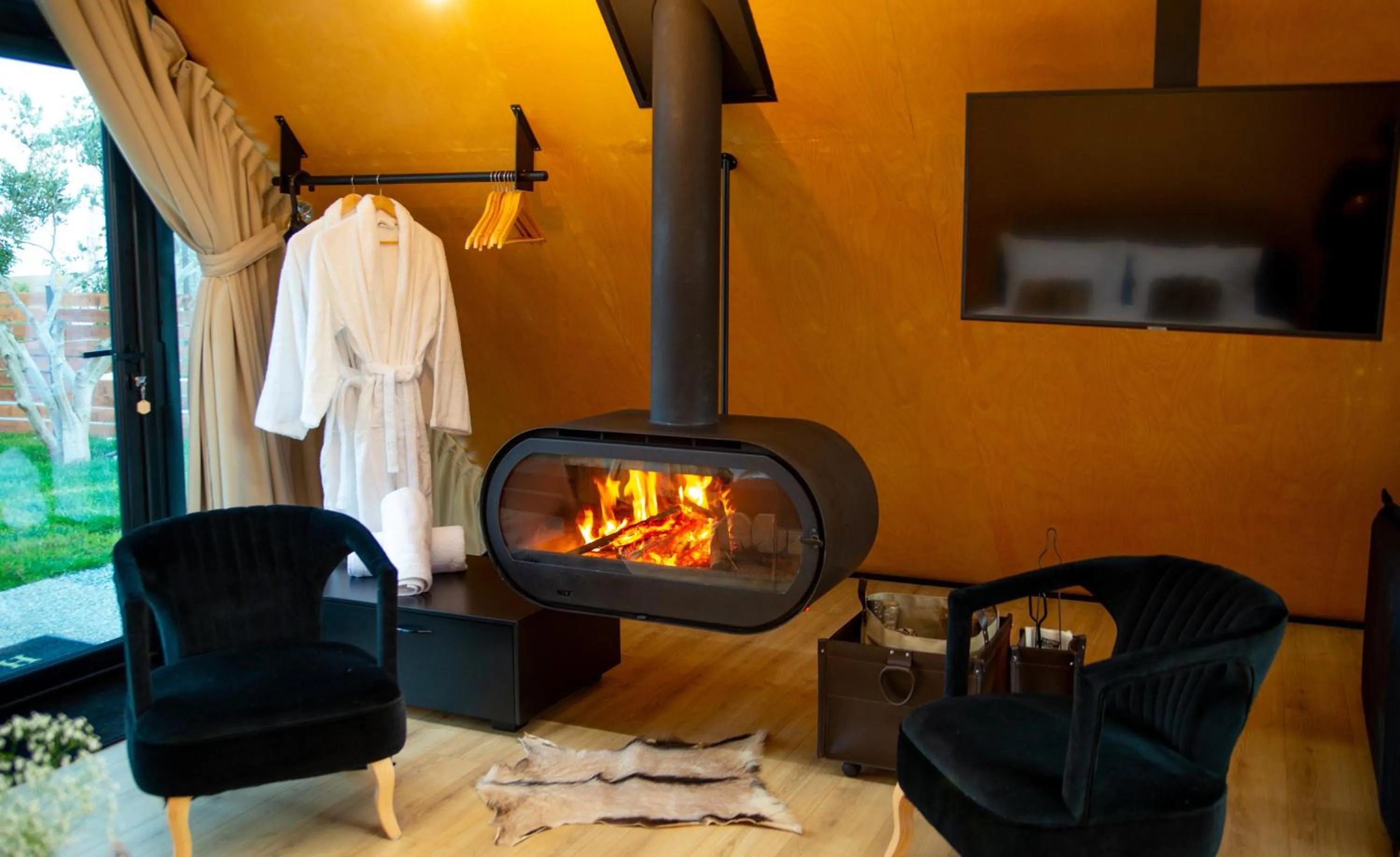 TV and multimedia in 3 Hills Boutique - The Ranch Experience