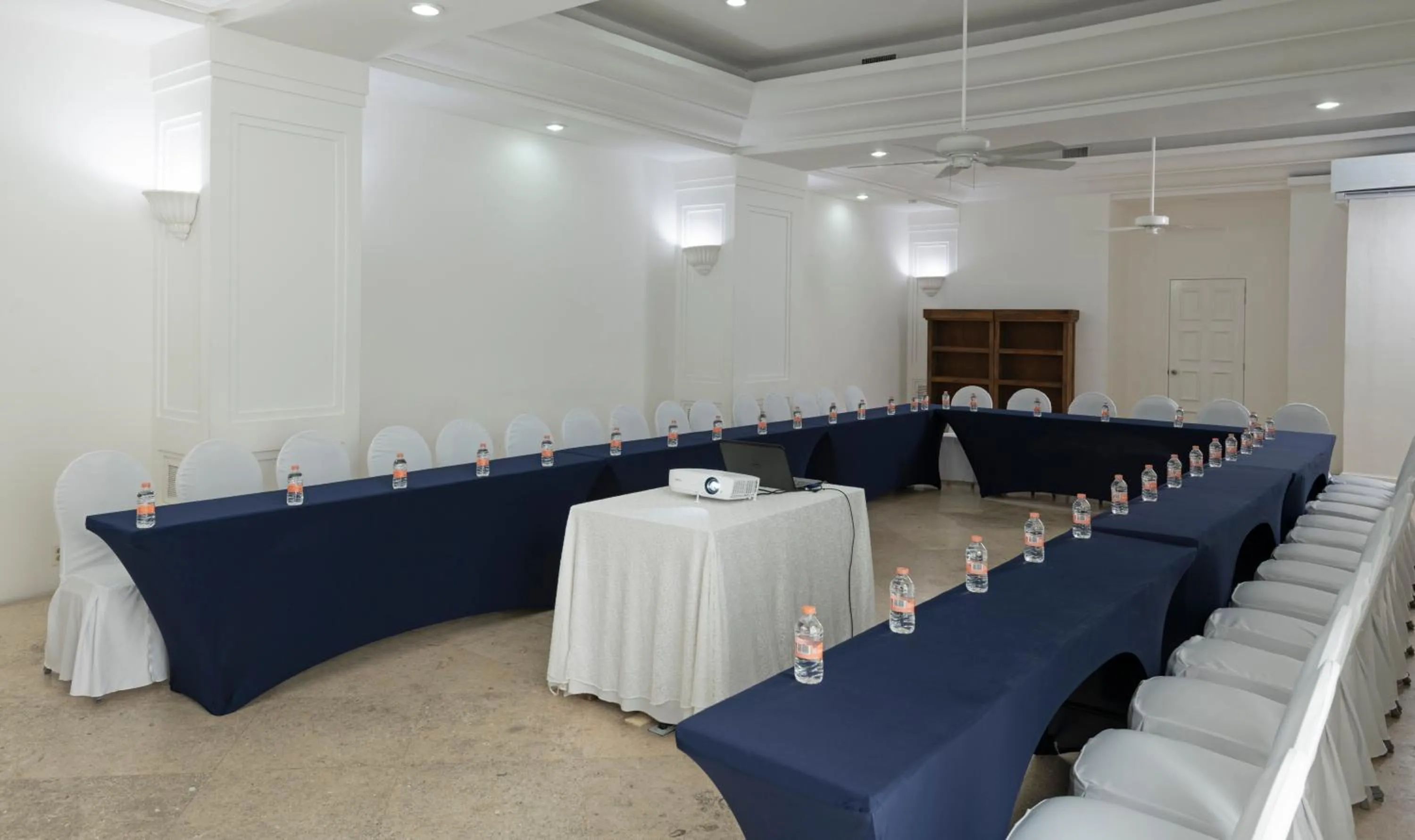 Business facilities in Las Hadas by Brisas