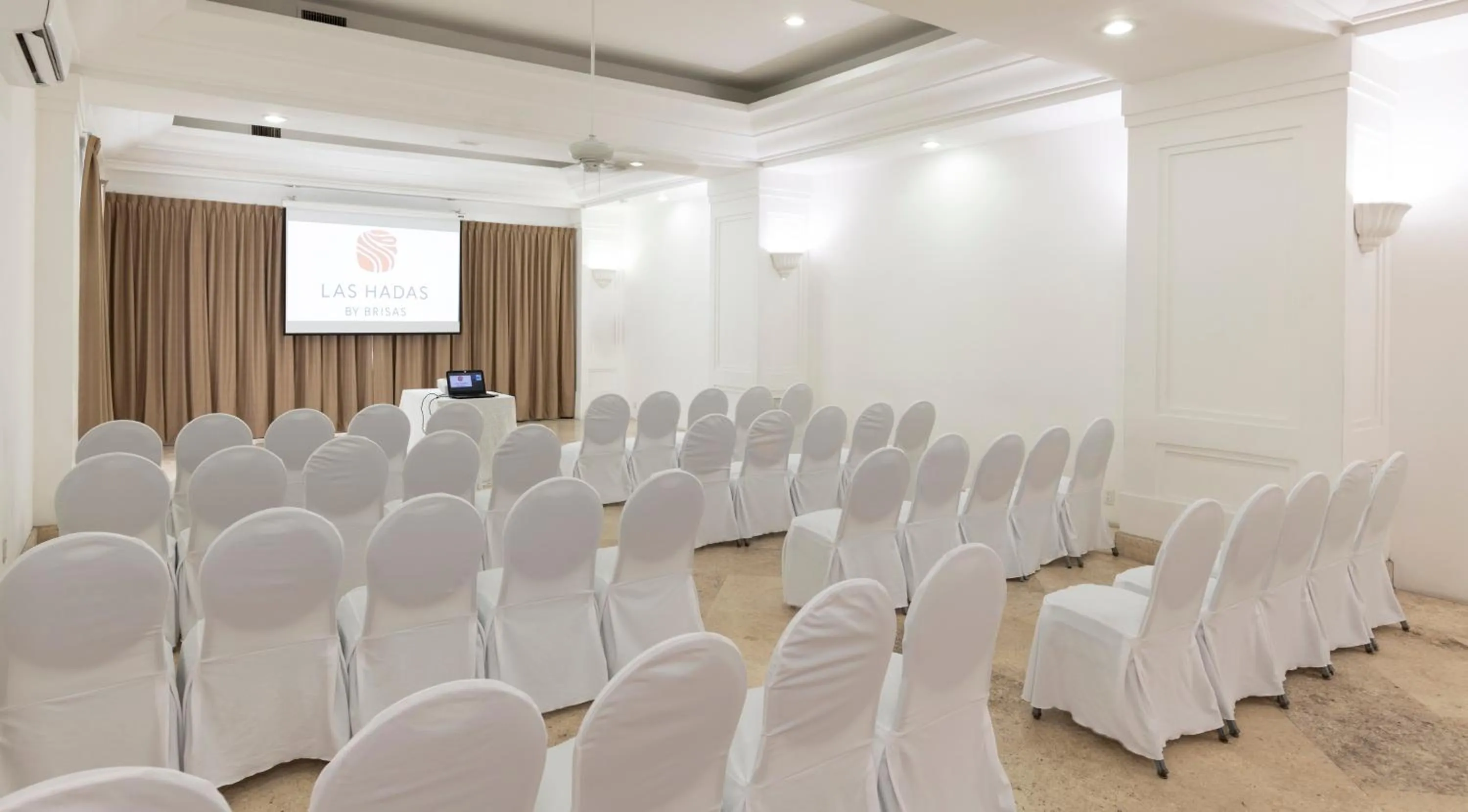 Business facilities in Las Hadas by Brisas