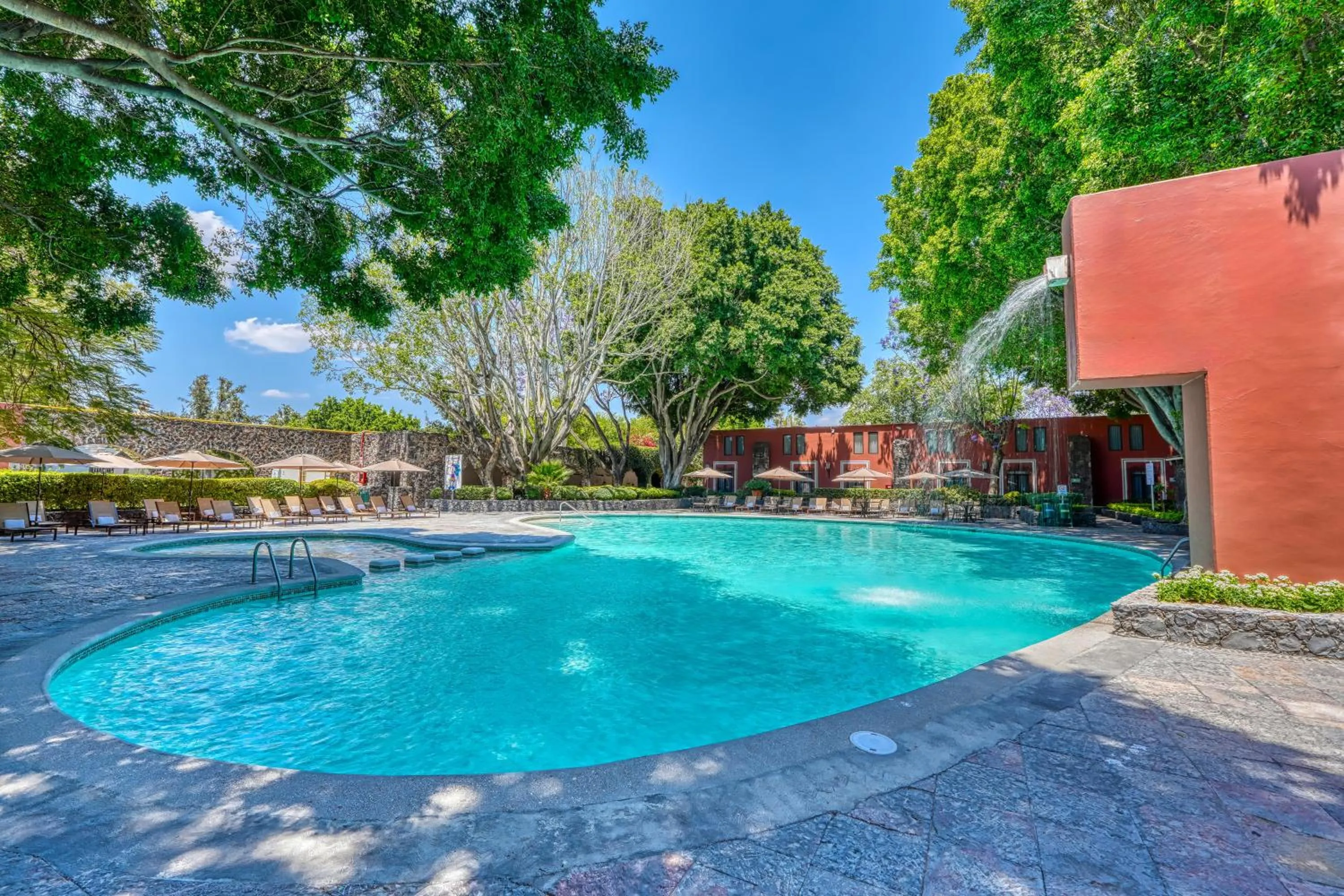 Swimming pool in Hacienda Jurica by Brisas