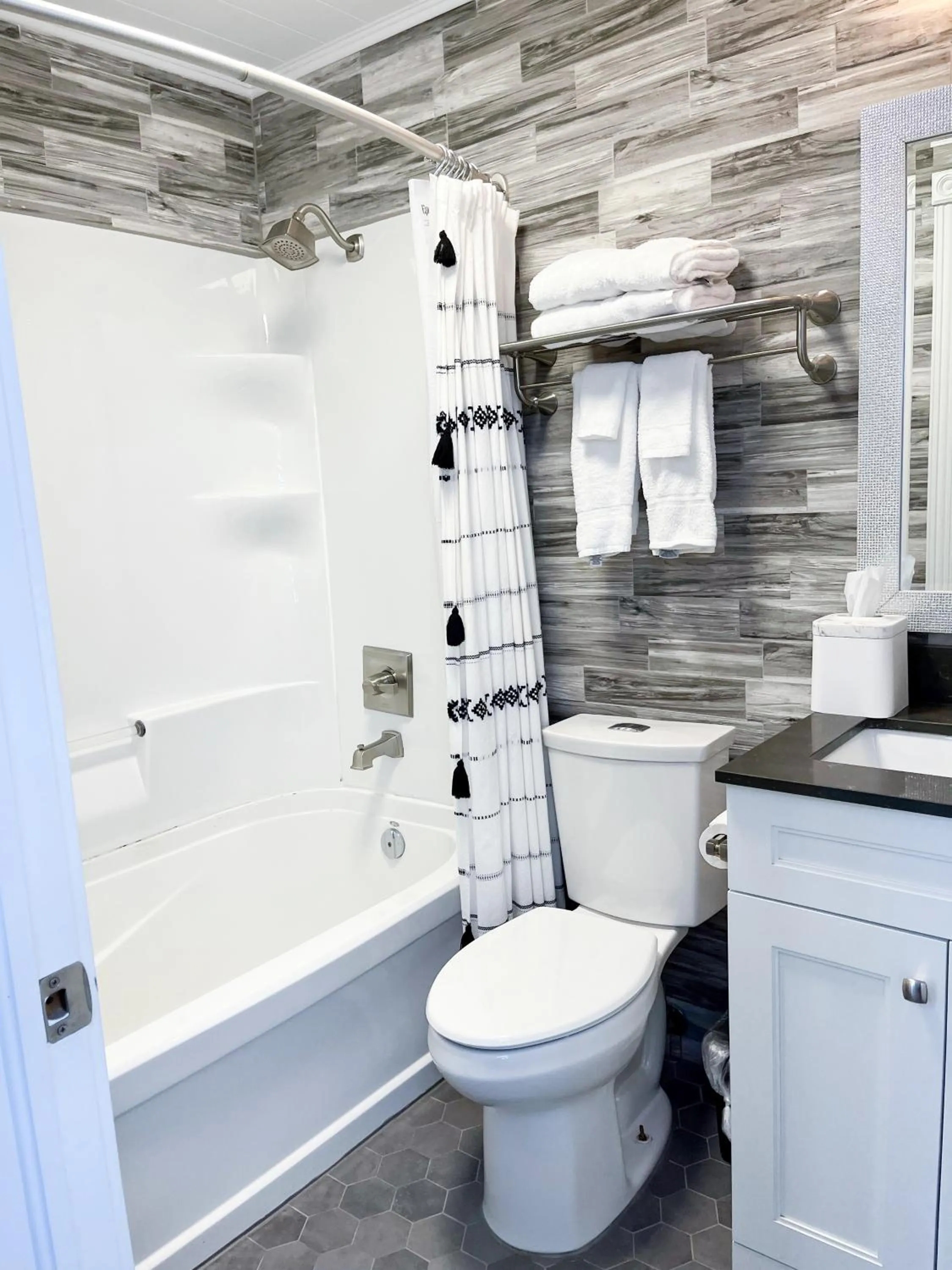 Colonial Hotel & Suites