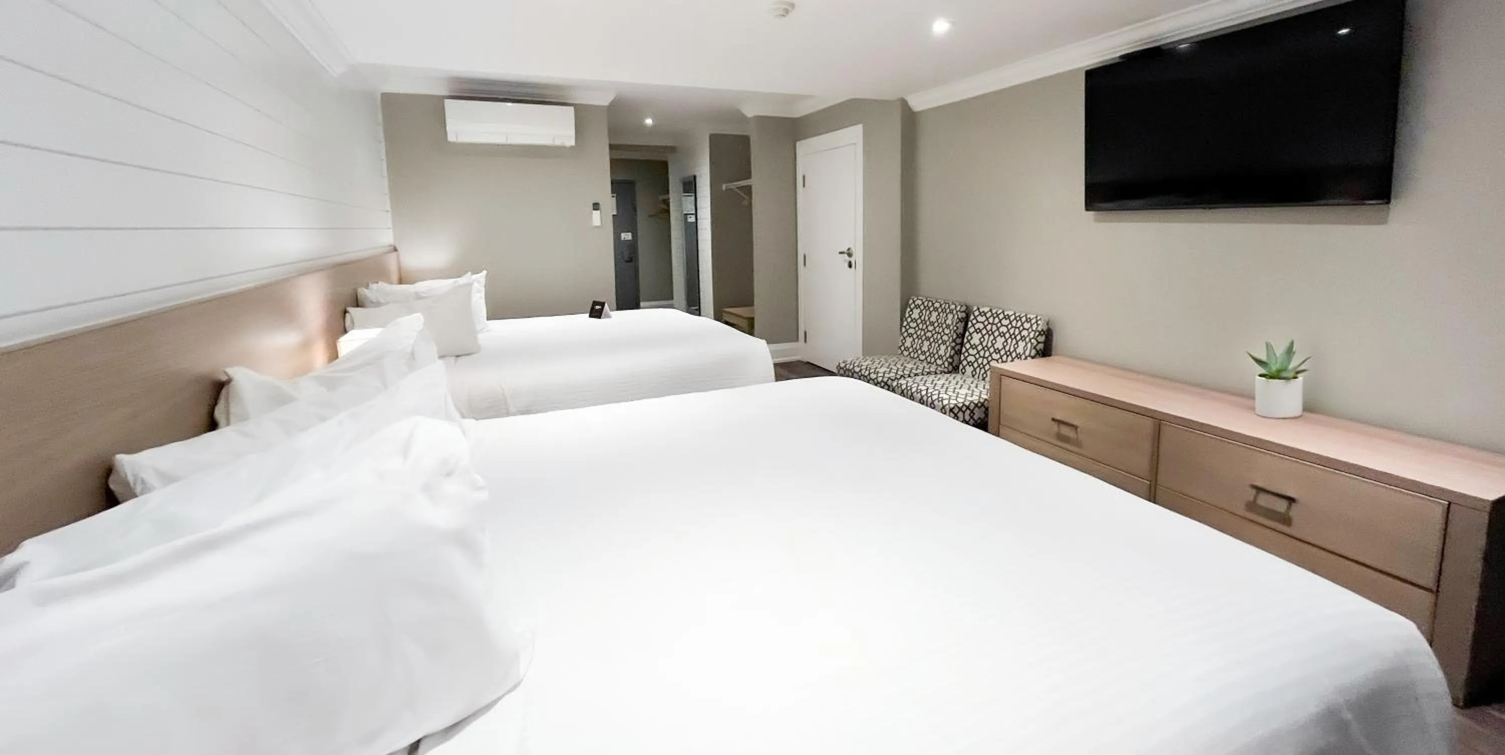 Bed in Colonial Hotel & Suites