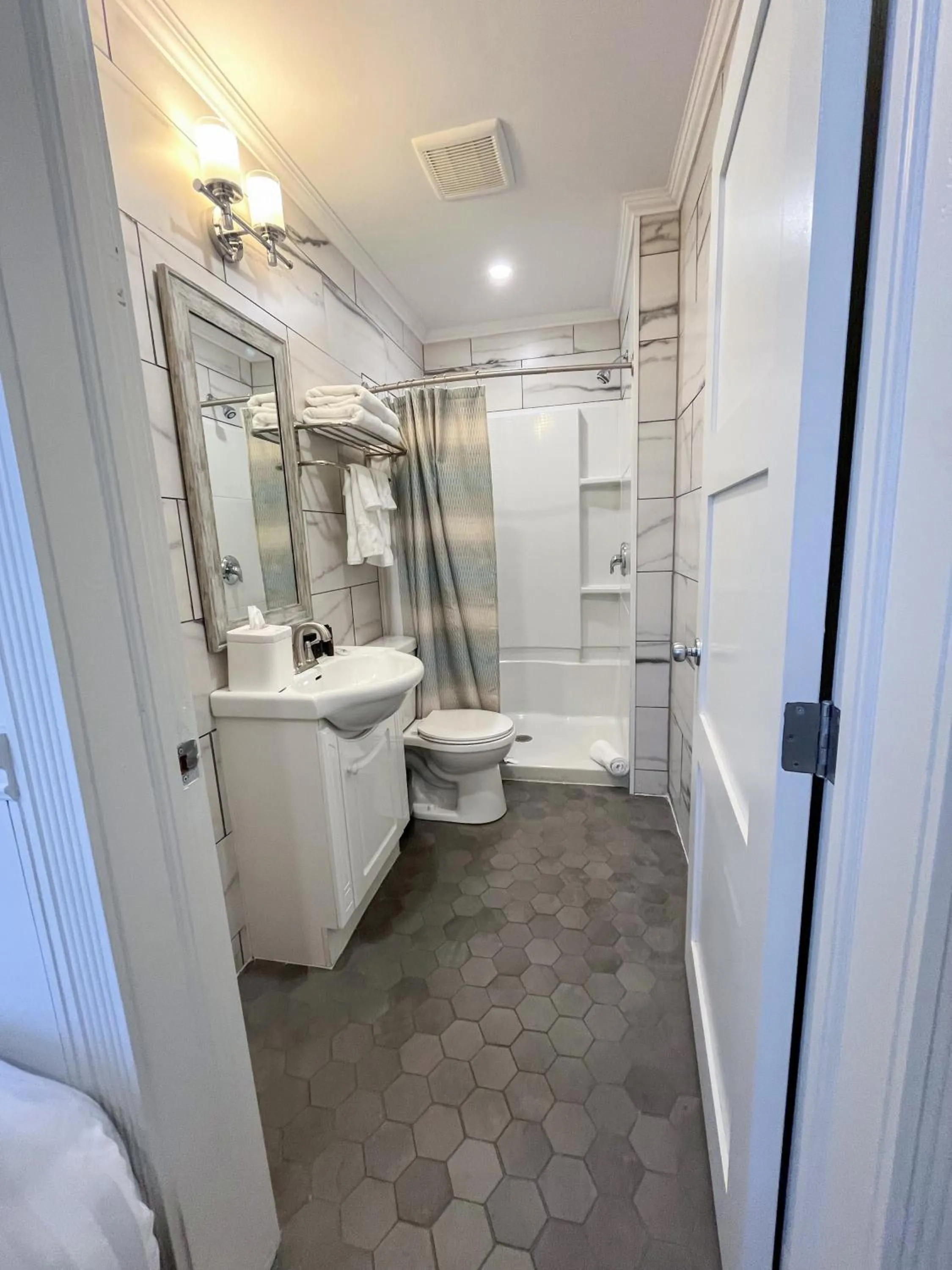 Colonial Hotel & Suites