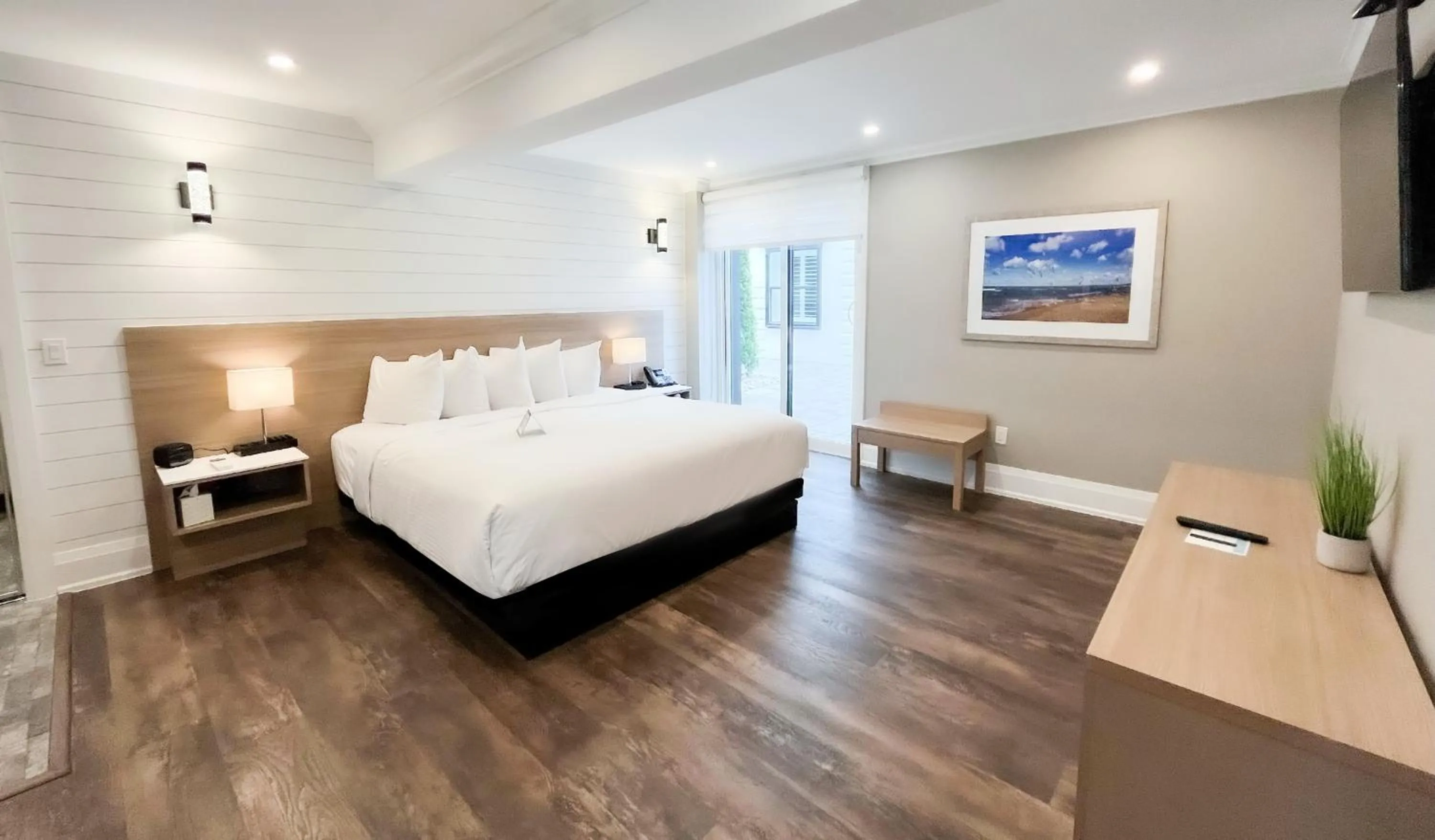 Bed in Colonial Hotel & Suites