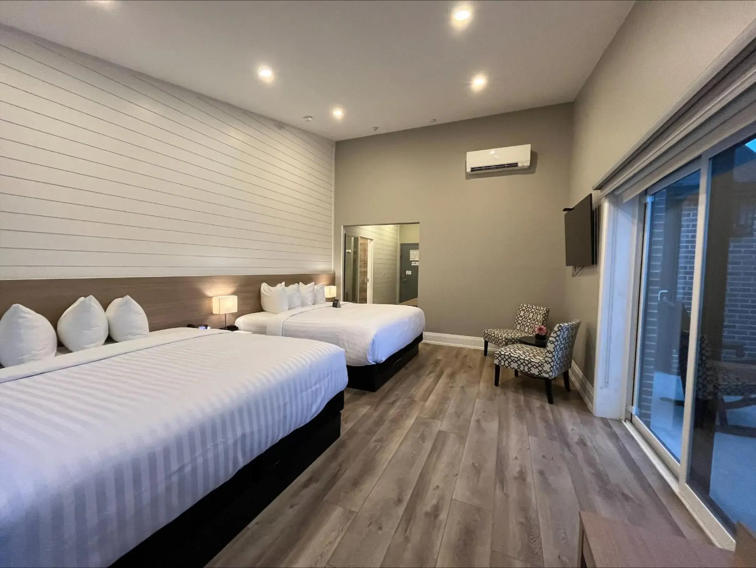 Deluxe King Room in Colonial Hotel & Suites Deluxe King Room in Colonial Hotel & Suites