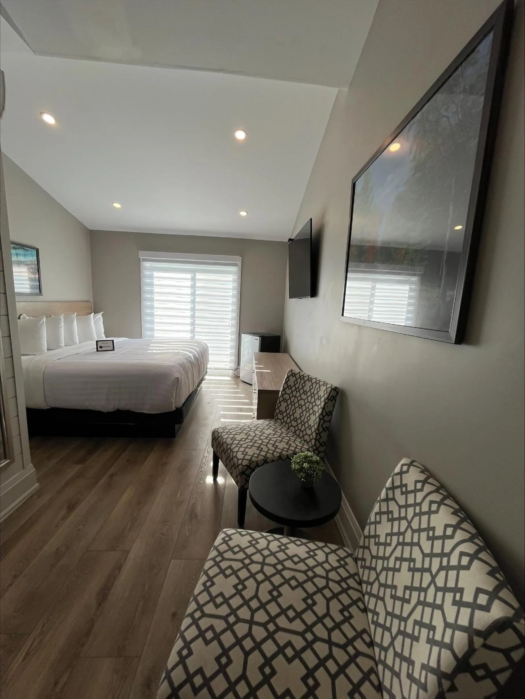 Bed in Colonial Hotel & Suites