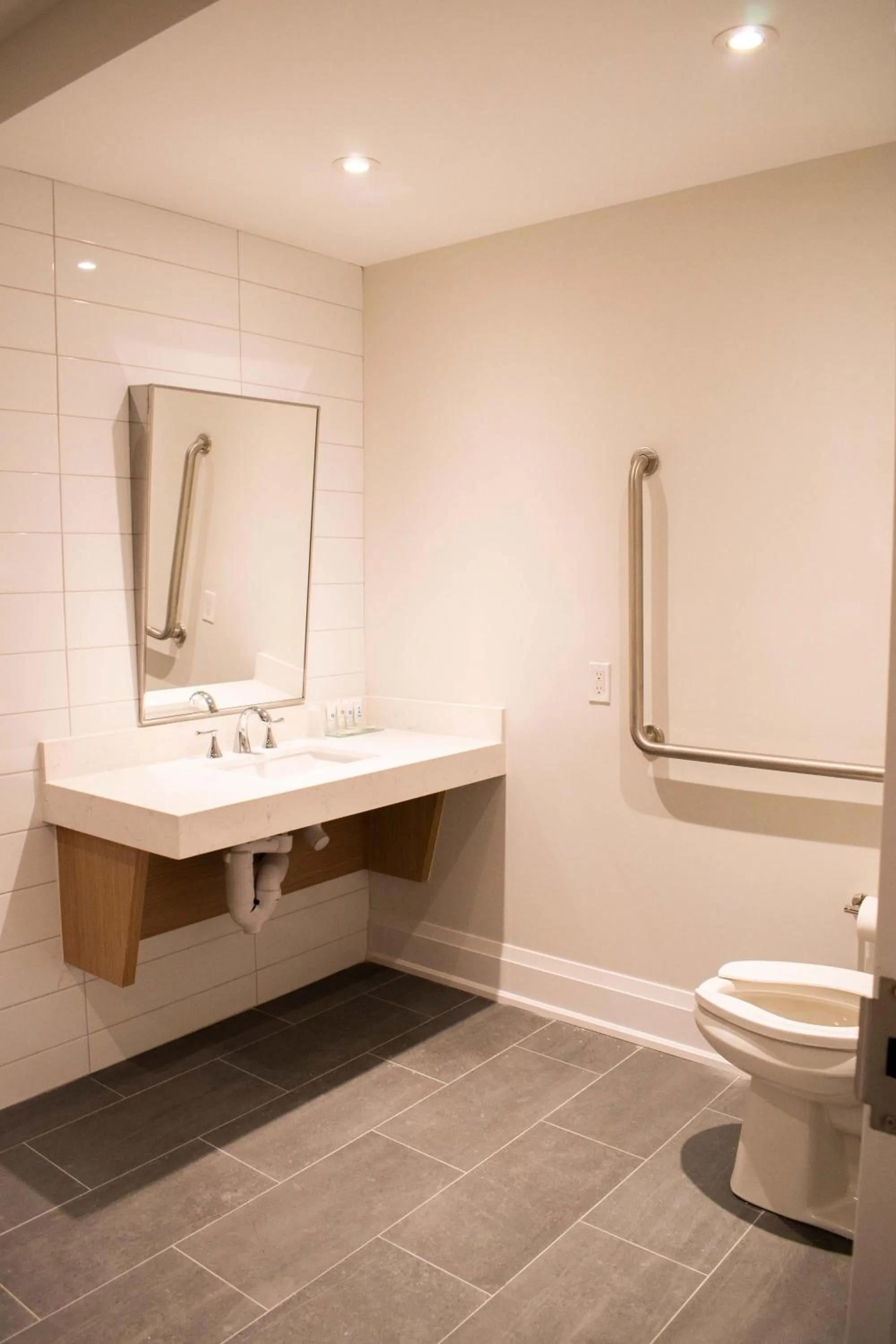 Colonial Hotel & Suites