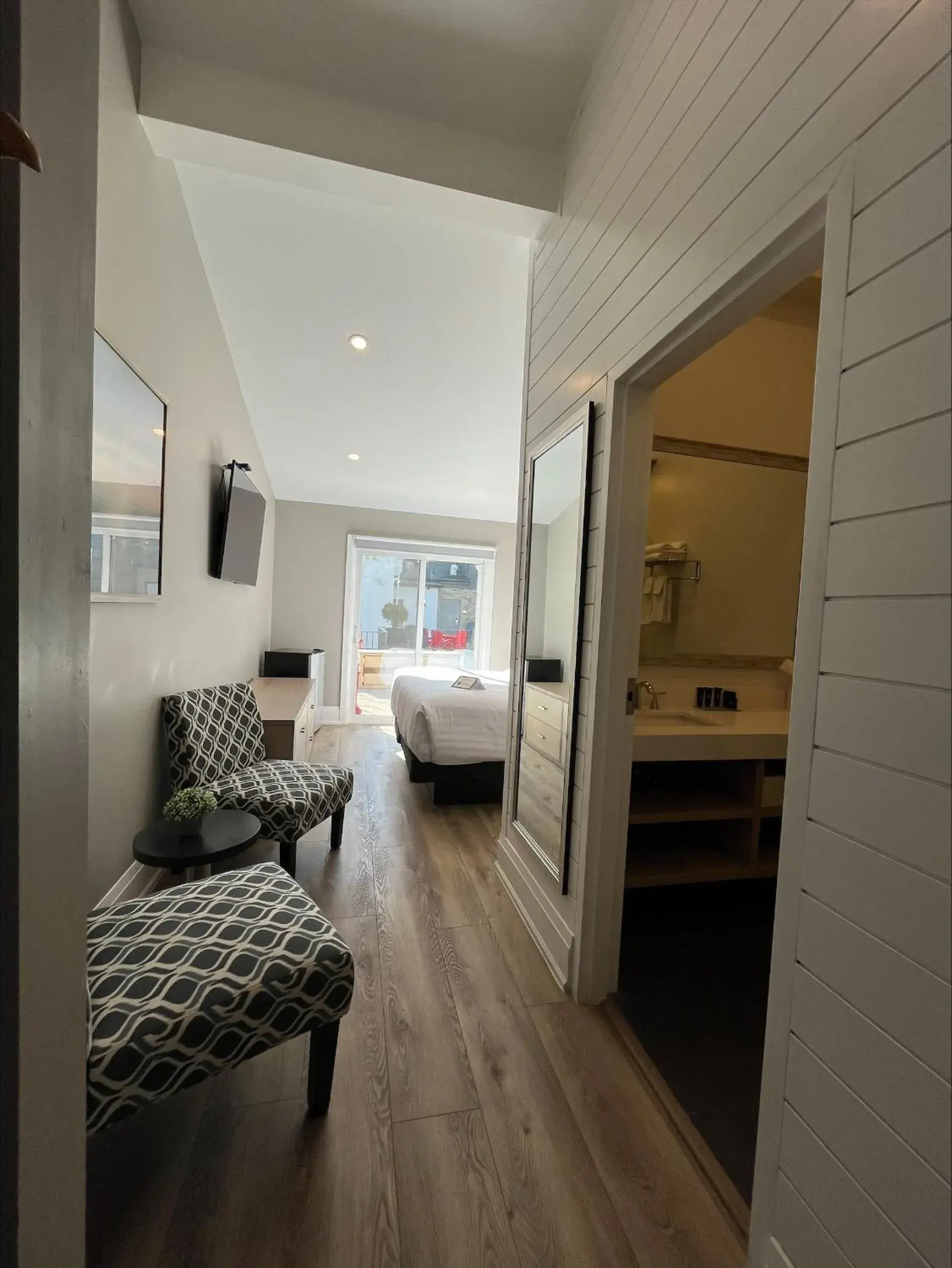 Superior King Room in Colonial Hotel & Suites Superior King Room in Colonial Hotel & Suites