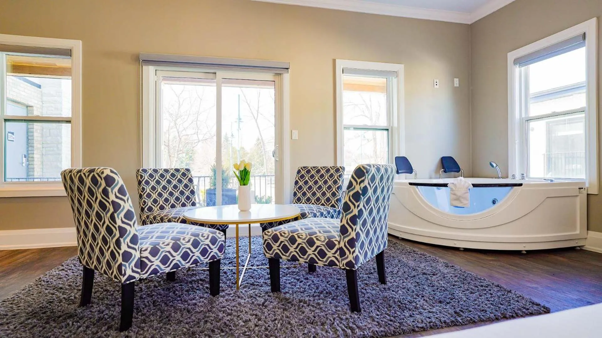 Colonial Hotel & Suites