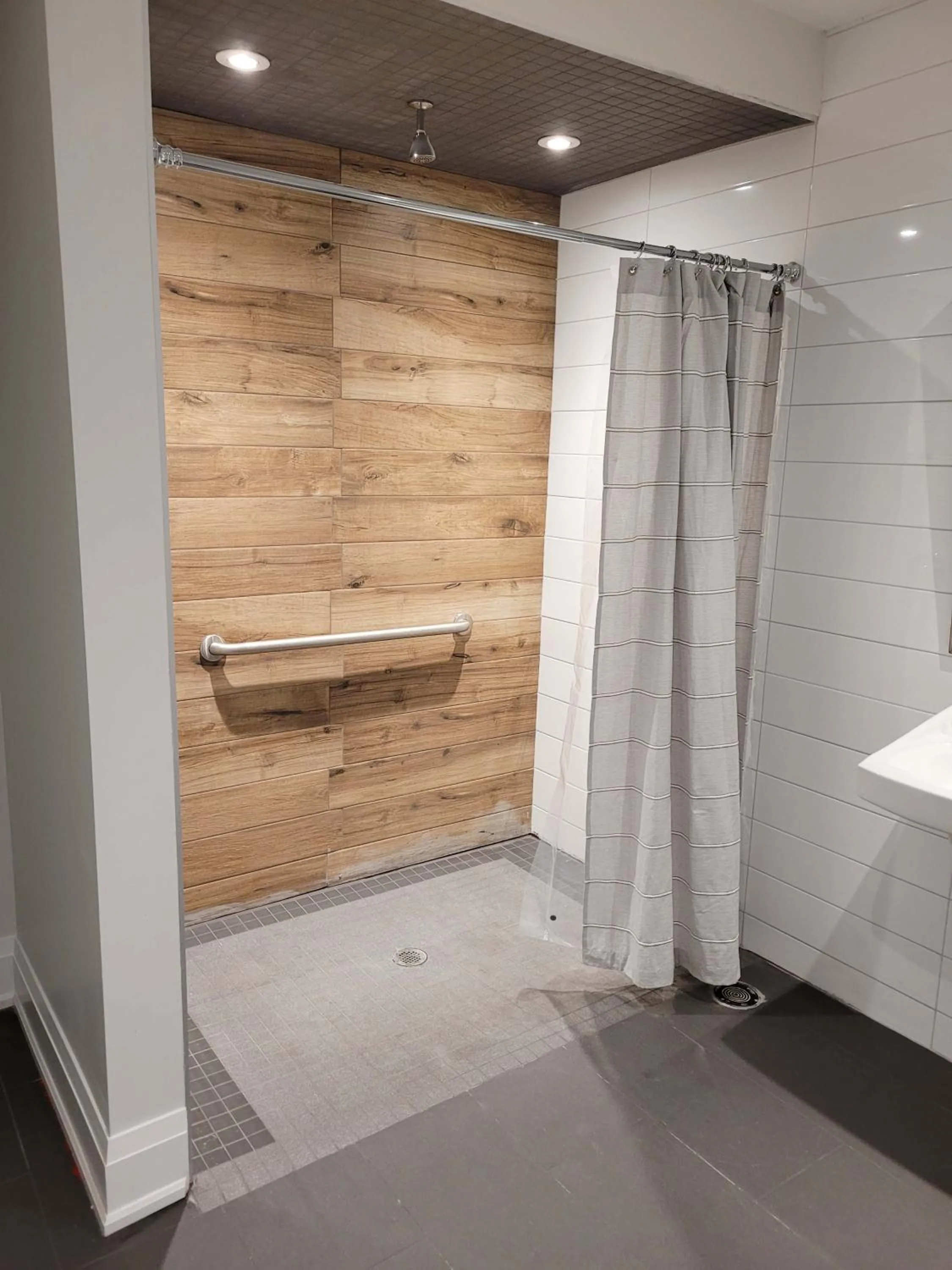 Colonial Hotel & Suites