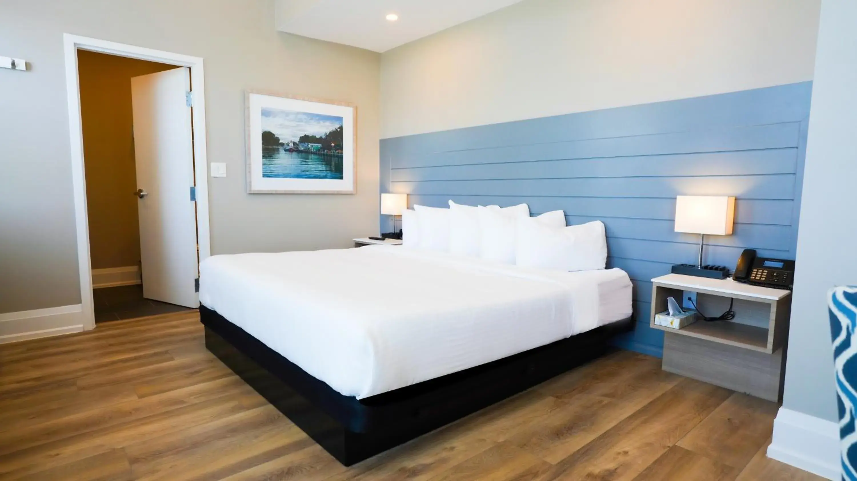 Deluxe King Room in Colonial Hotel & Suites Deluxe King Room in Colonial Hotel & Suites