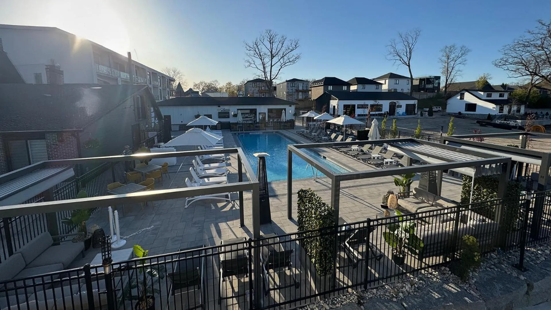 Colonial Hotel & Suites