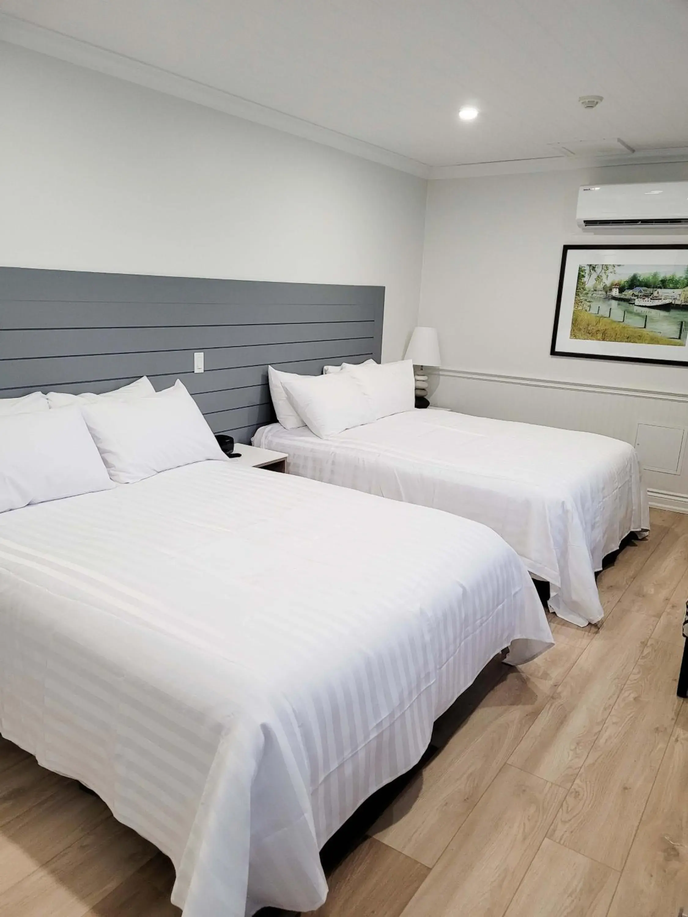 Bed in Colonial Hotel & Suites Bed in Colonial Hotel & Suites