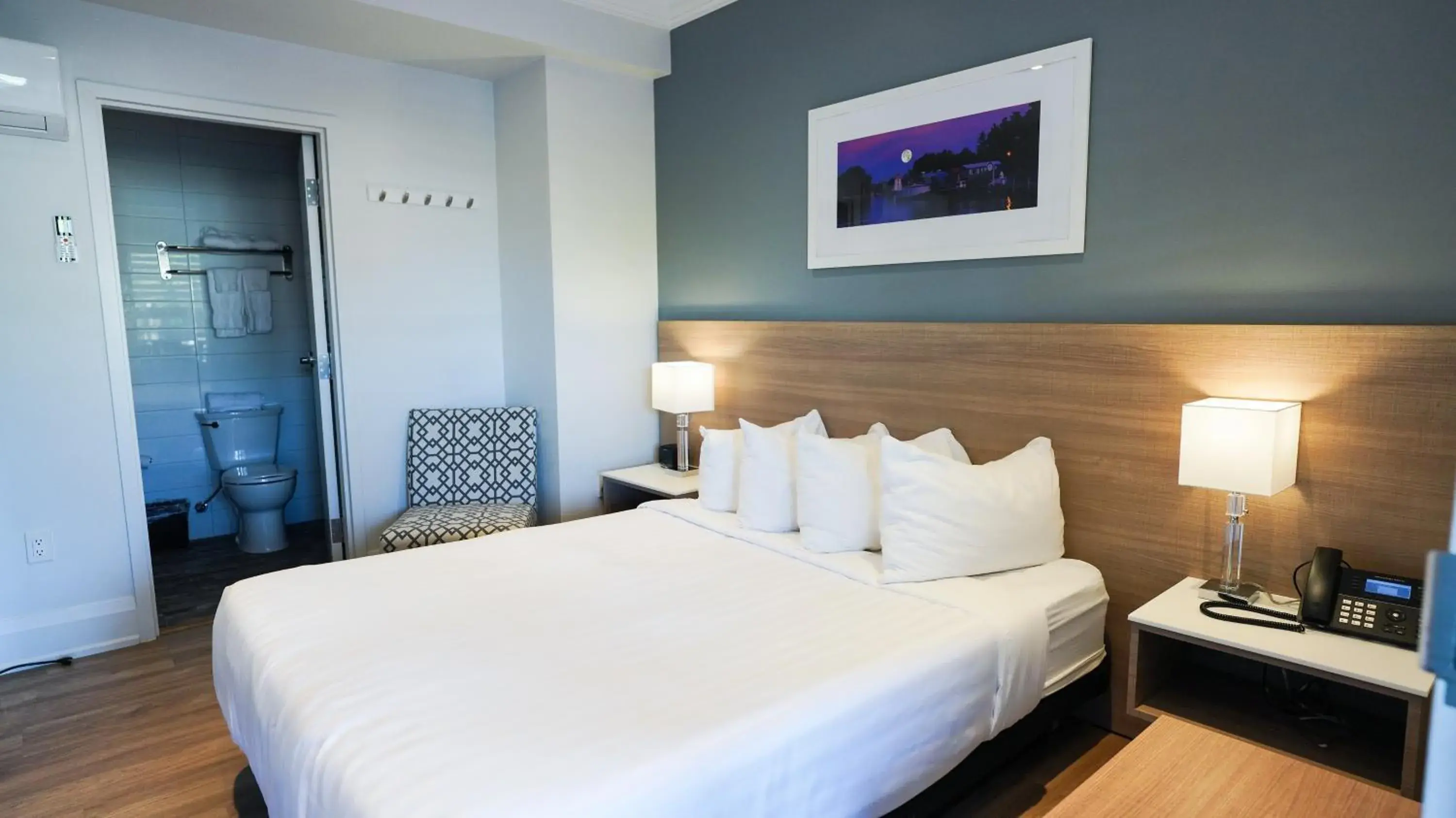 Deluxe Queen Room in Colonial Hotel & Suites Deluxe Queen Room in Colonial Hotel & Suites