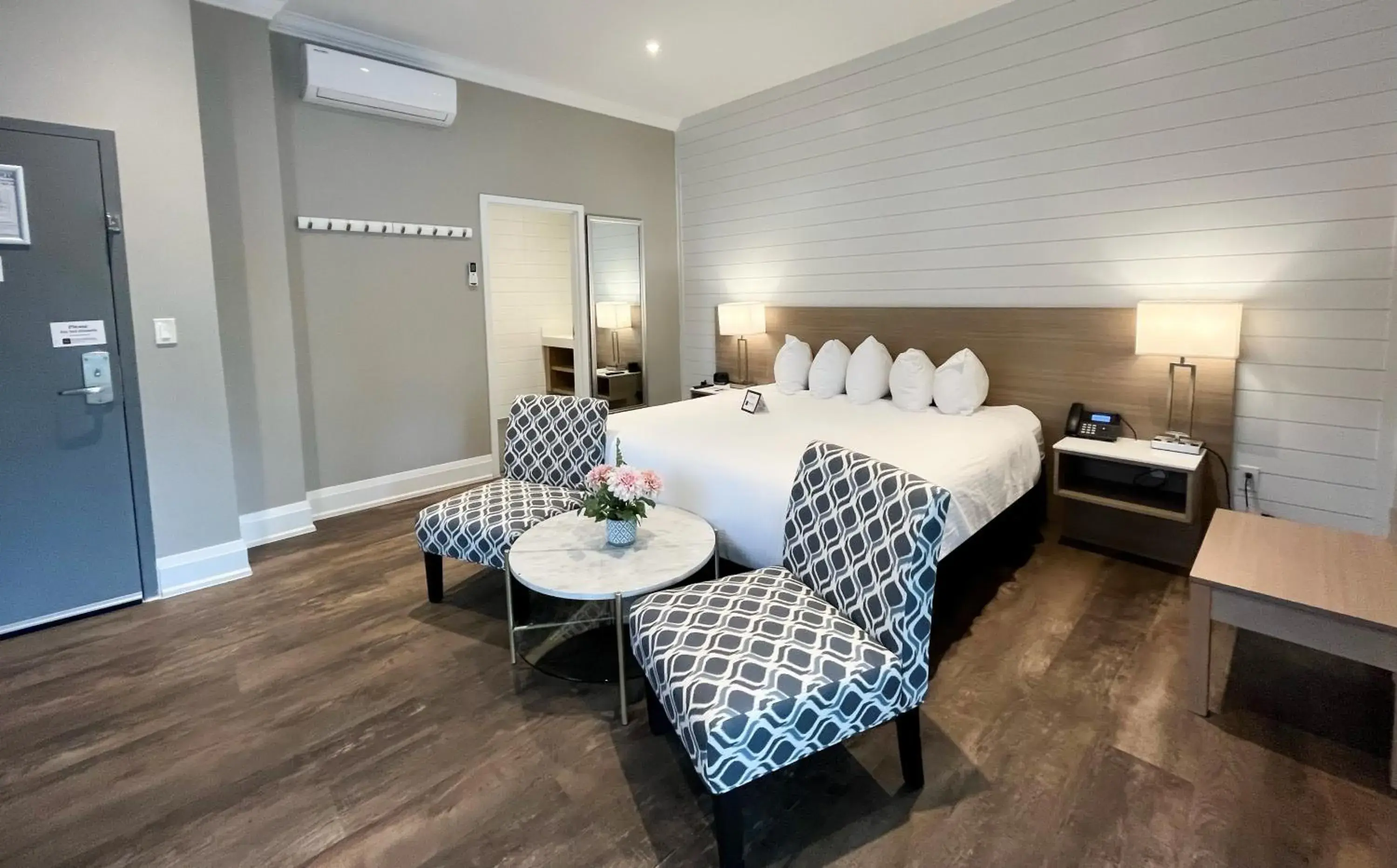 Bed in Colonial Hotel & Suites Bed in Colonial Hotel & Suites