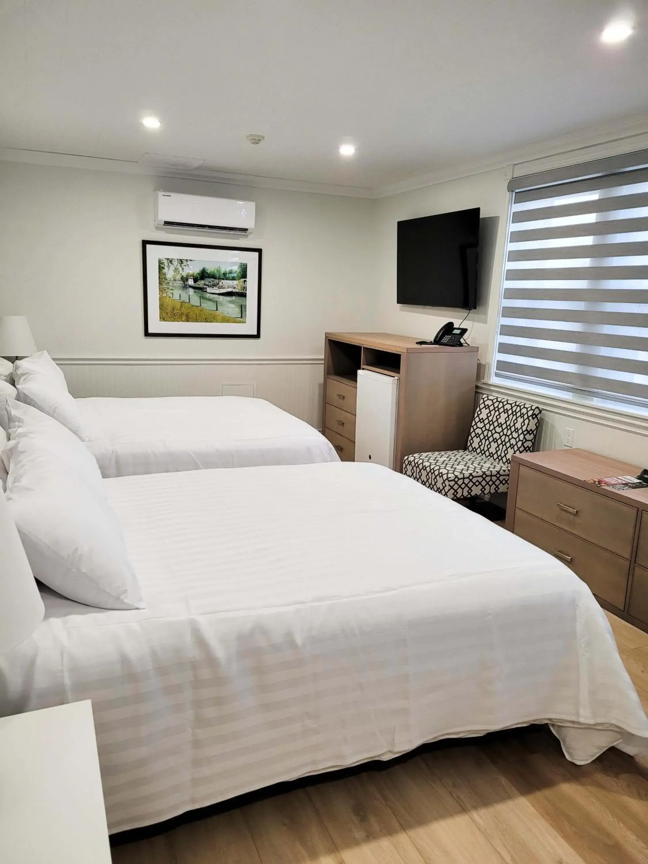 Bed in Colonial Hotel & Suites Bed in Colonial Hotel & Suites