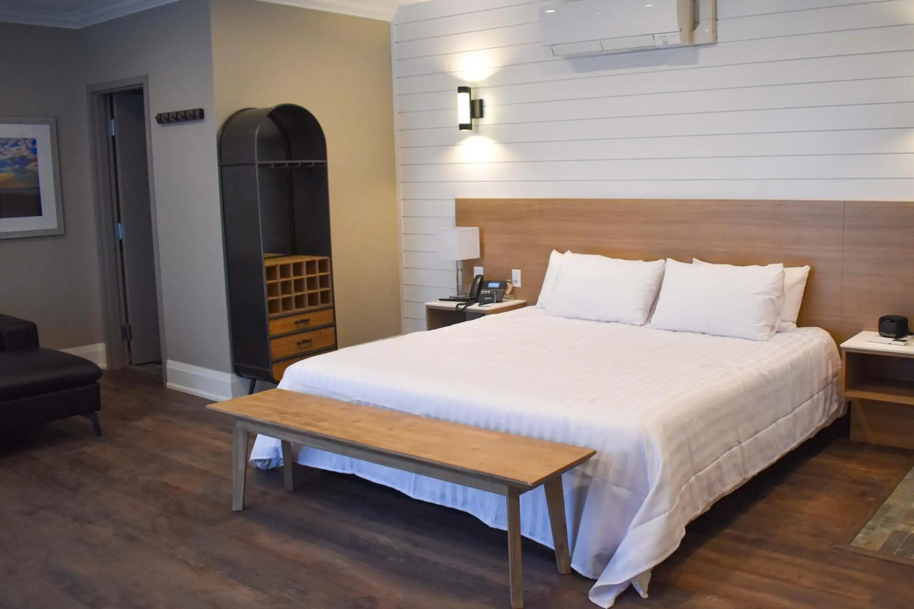 Bed in Colonial Hotel & Suites Bed in Colonial Hotel & Suites