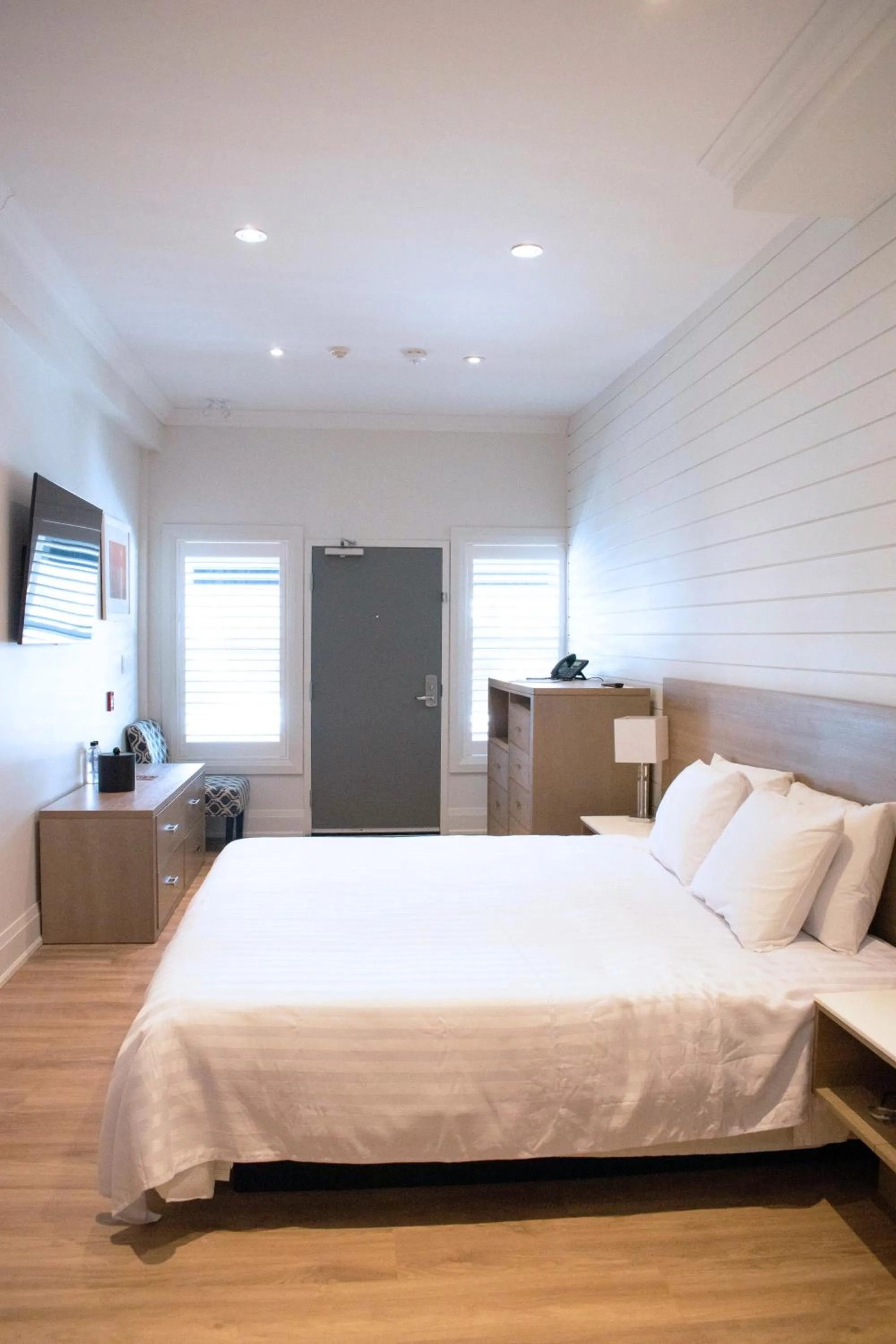 Bed in Colonial Hotel & Suites