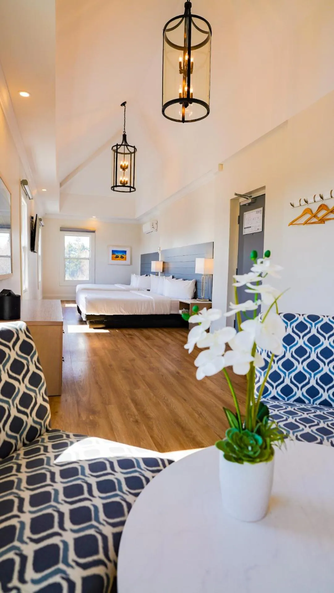 Colonial Hotel & Suites