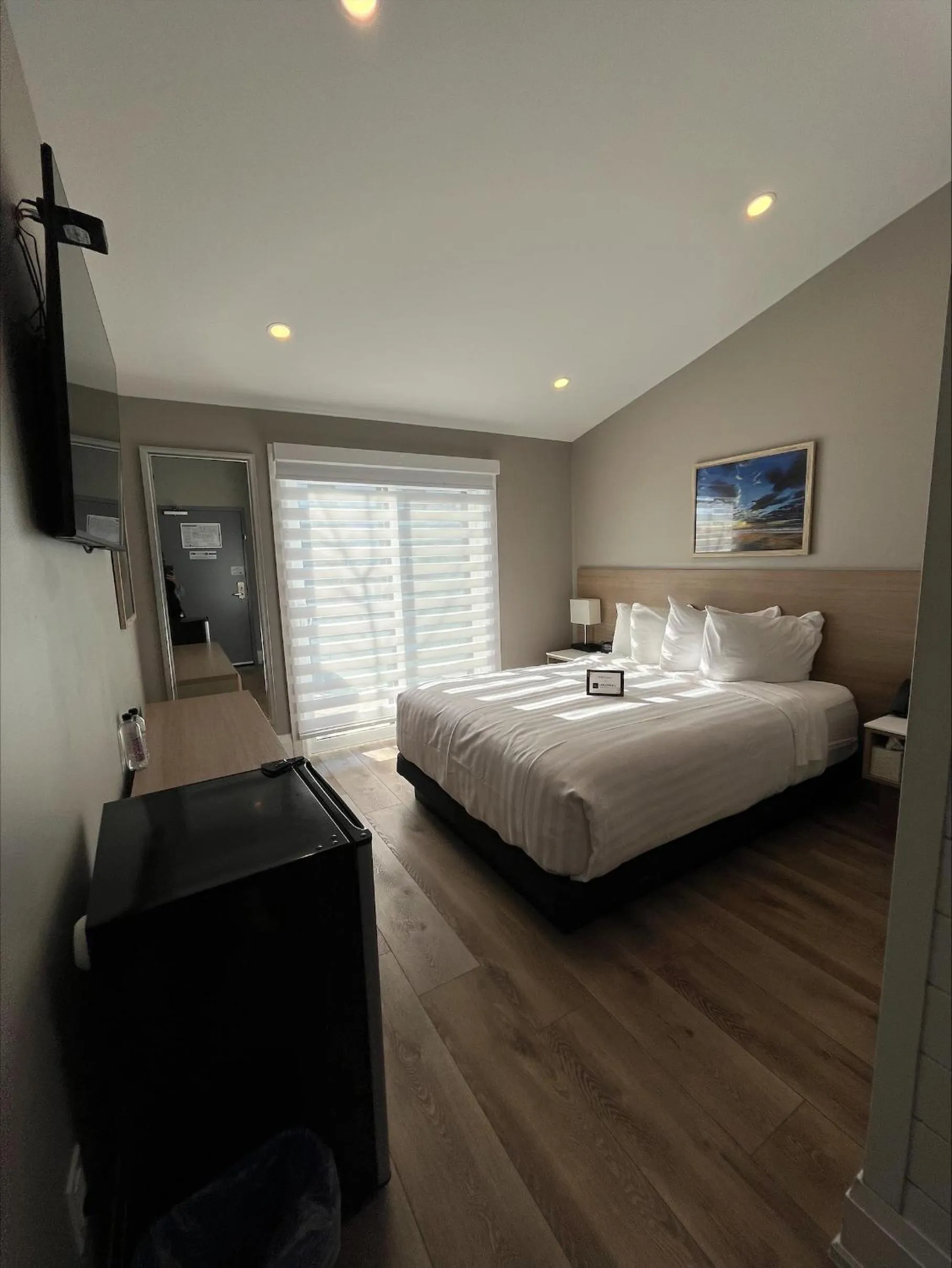 Bed in Colonial Hotel & Suites