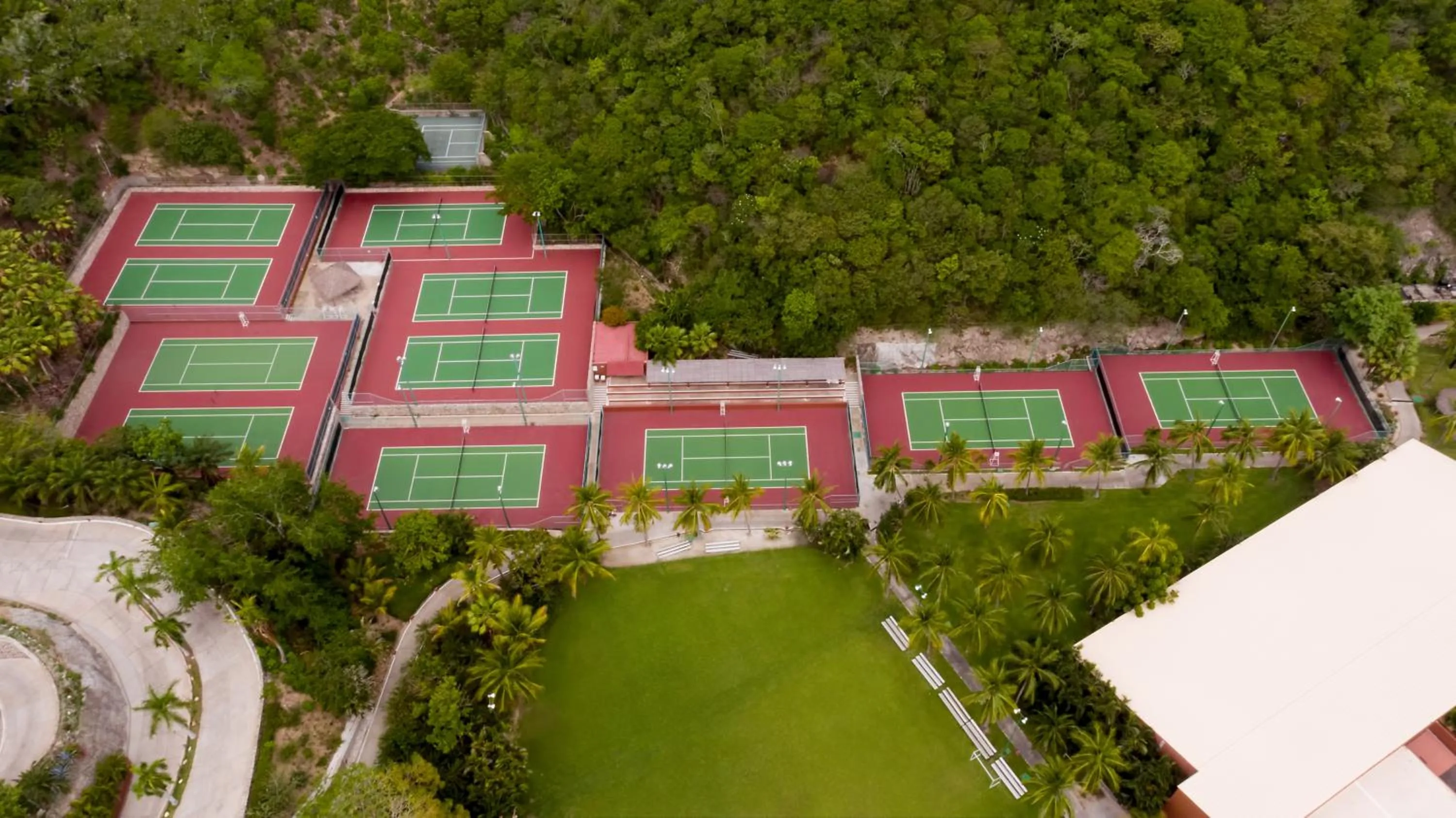 Tennis court in Las Brisas Huatulco-All Inclusive