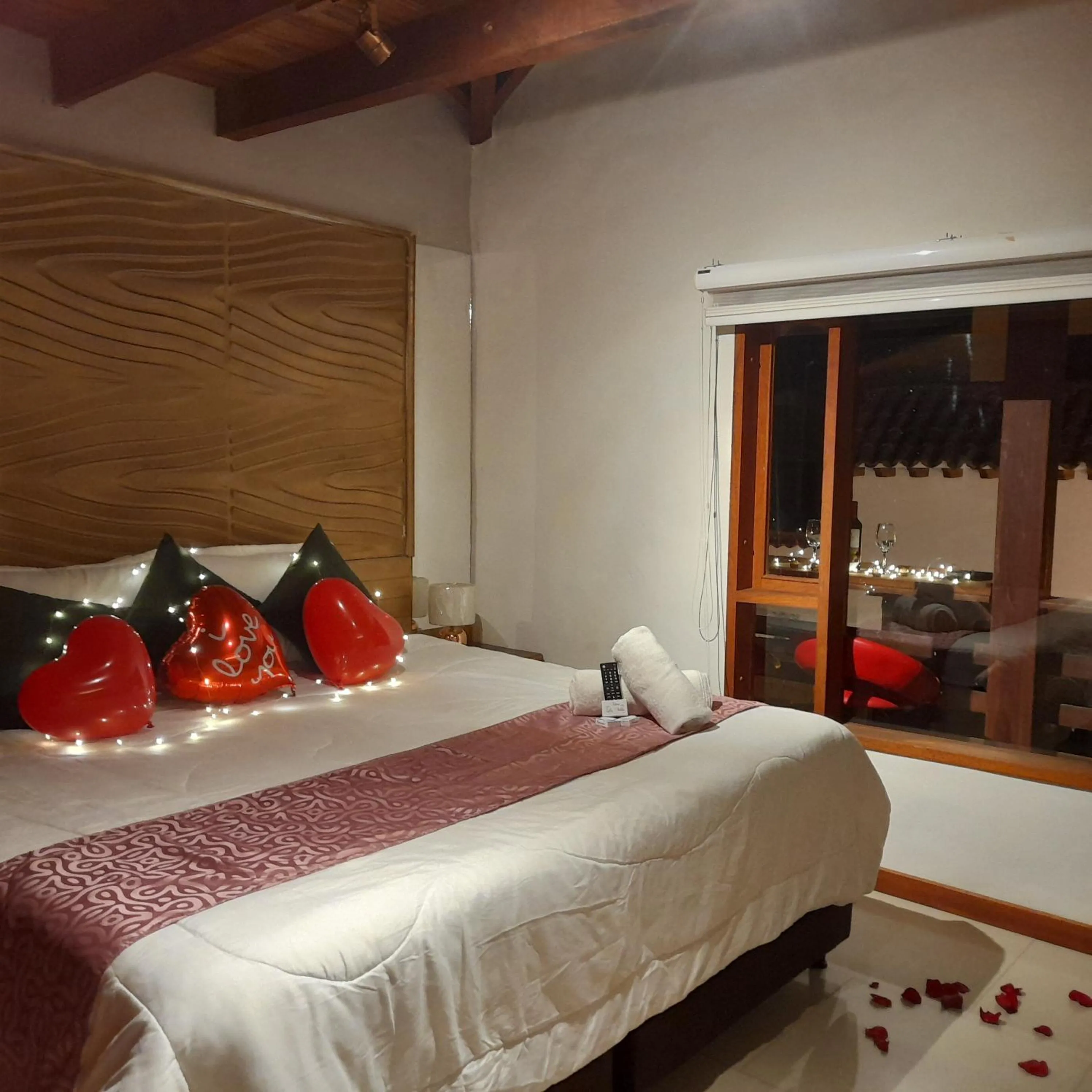 Photo of the whole room, Bed in Vivelavilla suites VDL