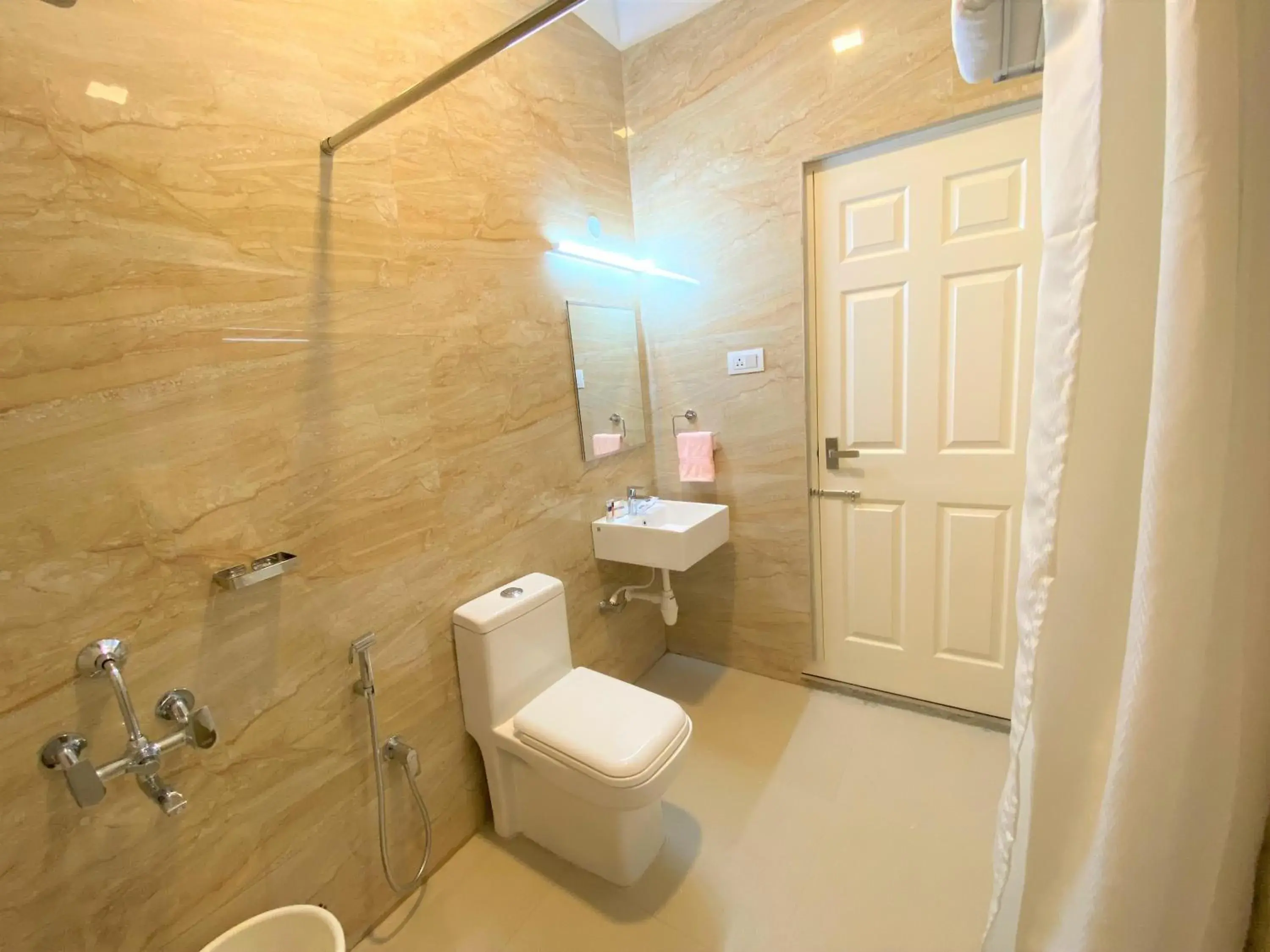 Toilet in Avalon Stays Toilet in Avalon Stays