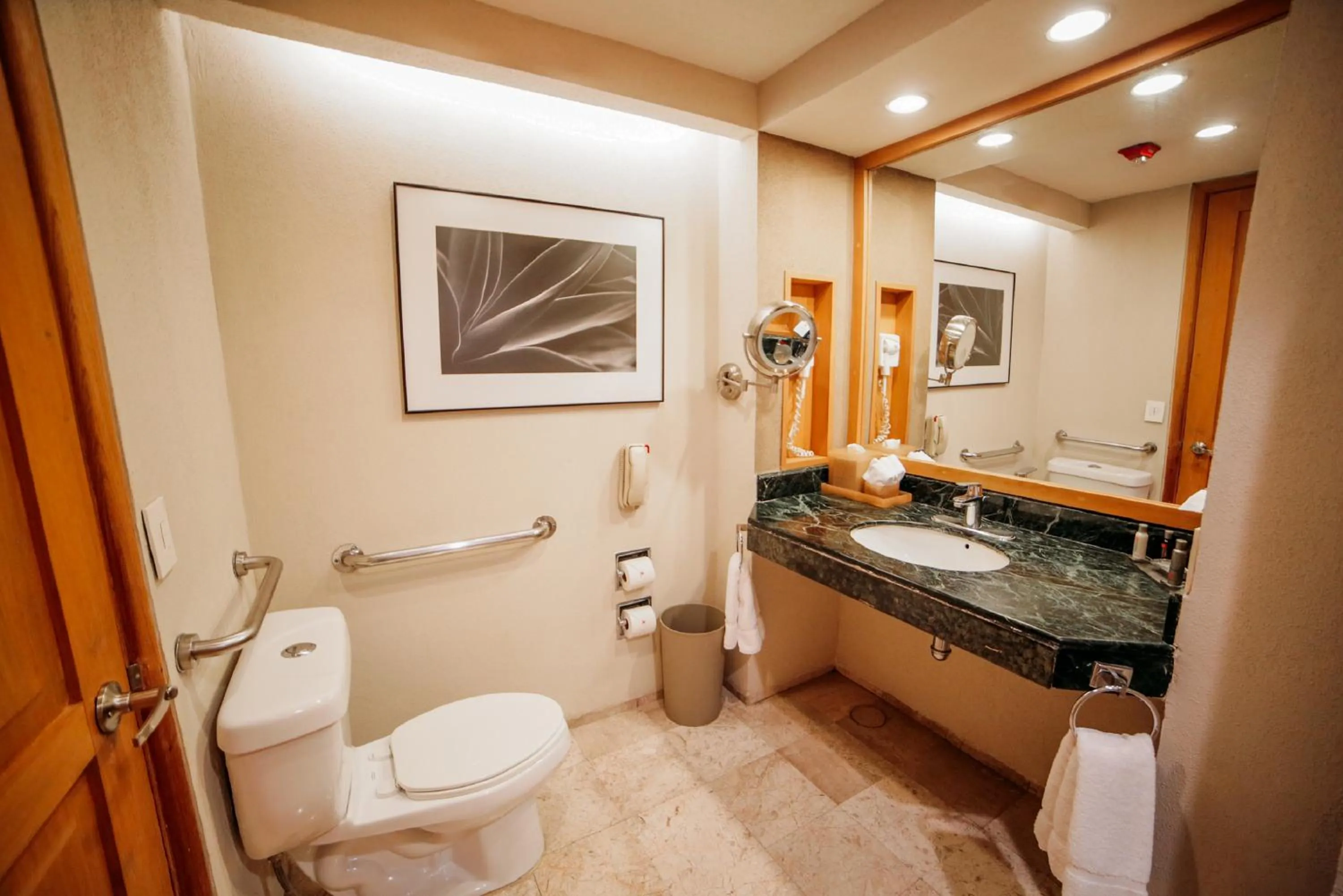 Bathroom in Marriott Tuxtla Gutierrez Hotel