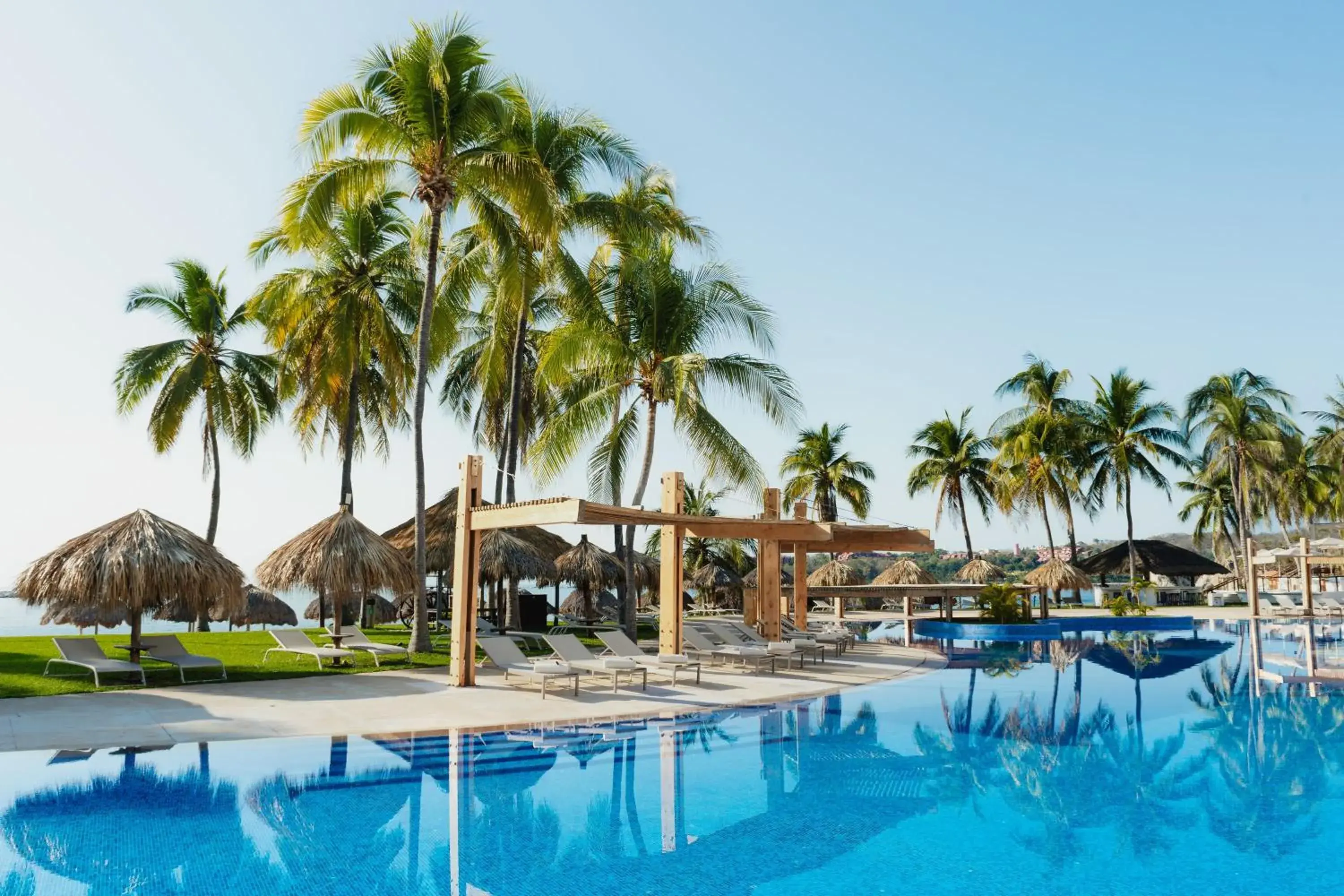 Swimming pool in Camino Real Zaashila Huatulco Swimming pool in Camino Real Zaashila Huatulco