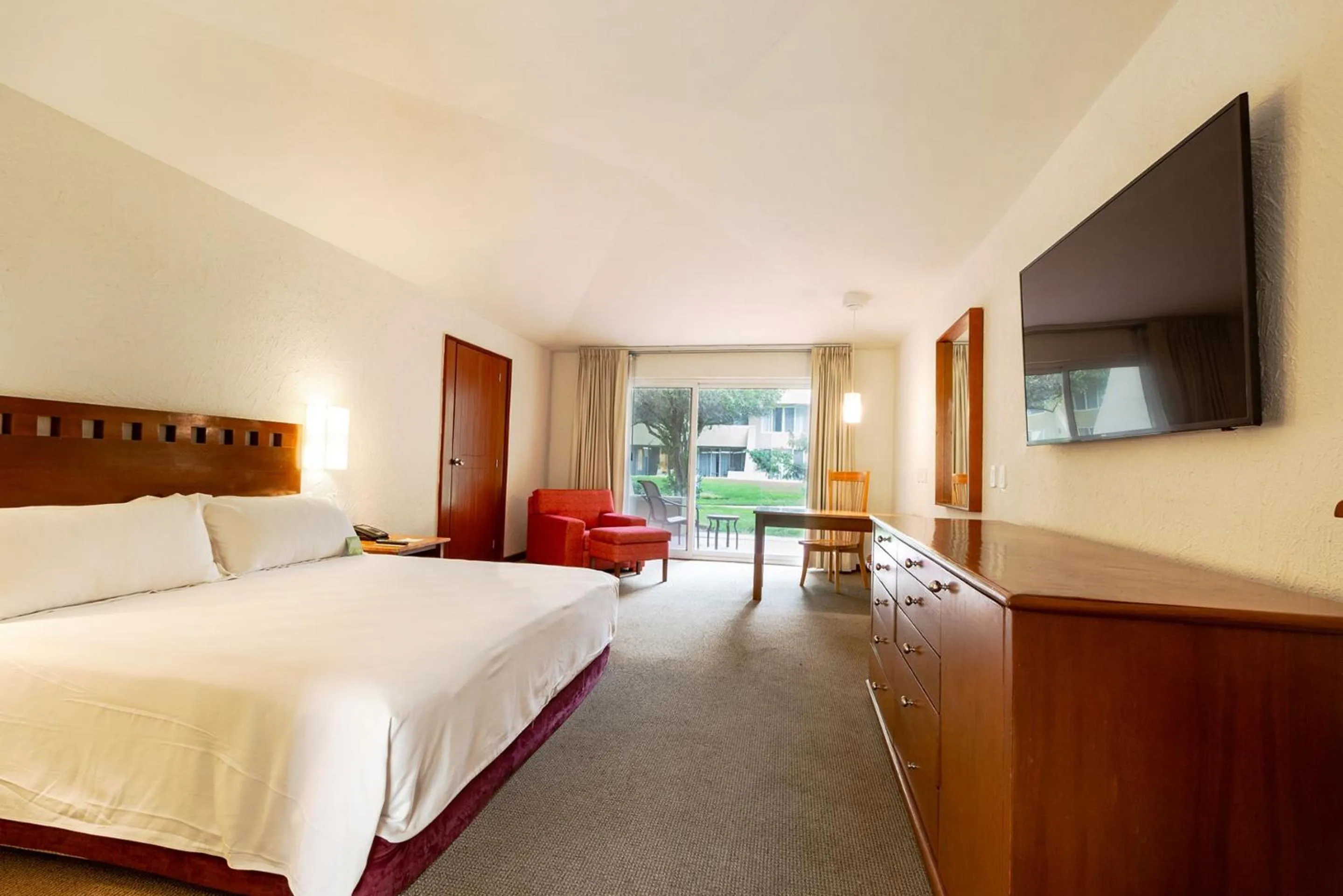 Photo of the whole room, Bed in Camino Real Guadalajara