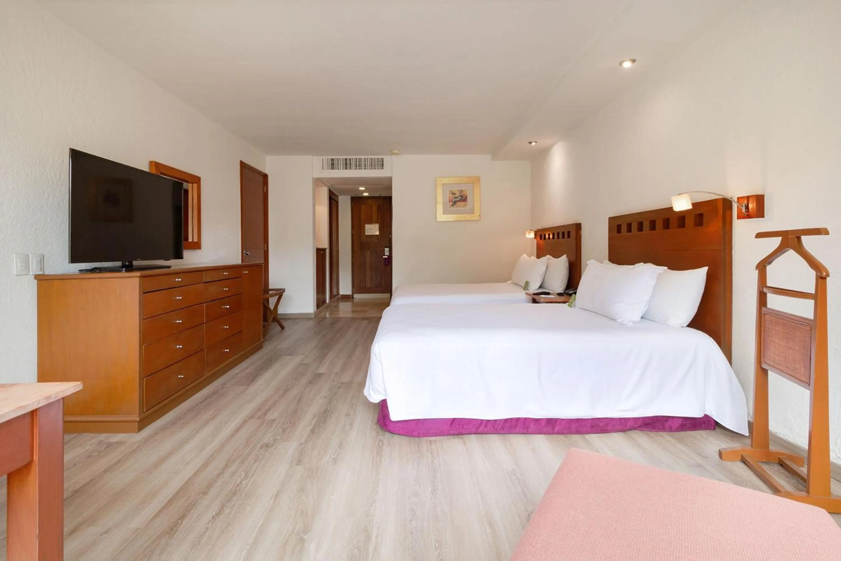 Photo of the whole room, Bed in Camino Real Guadalajara