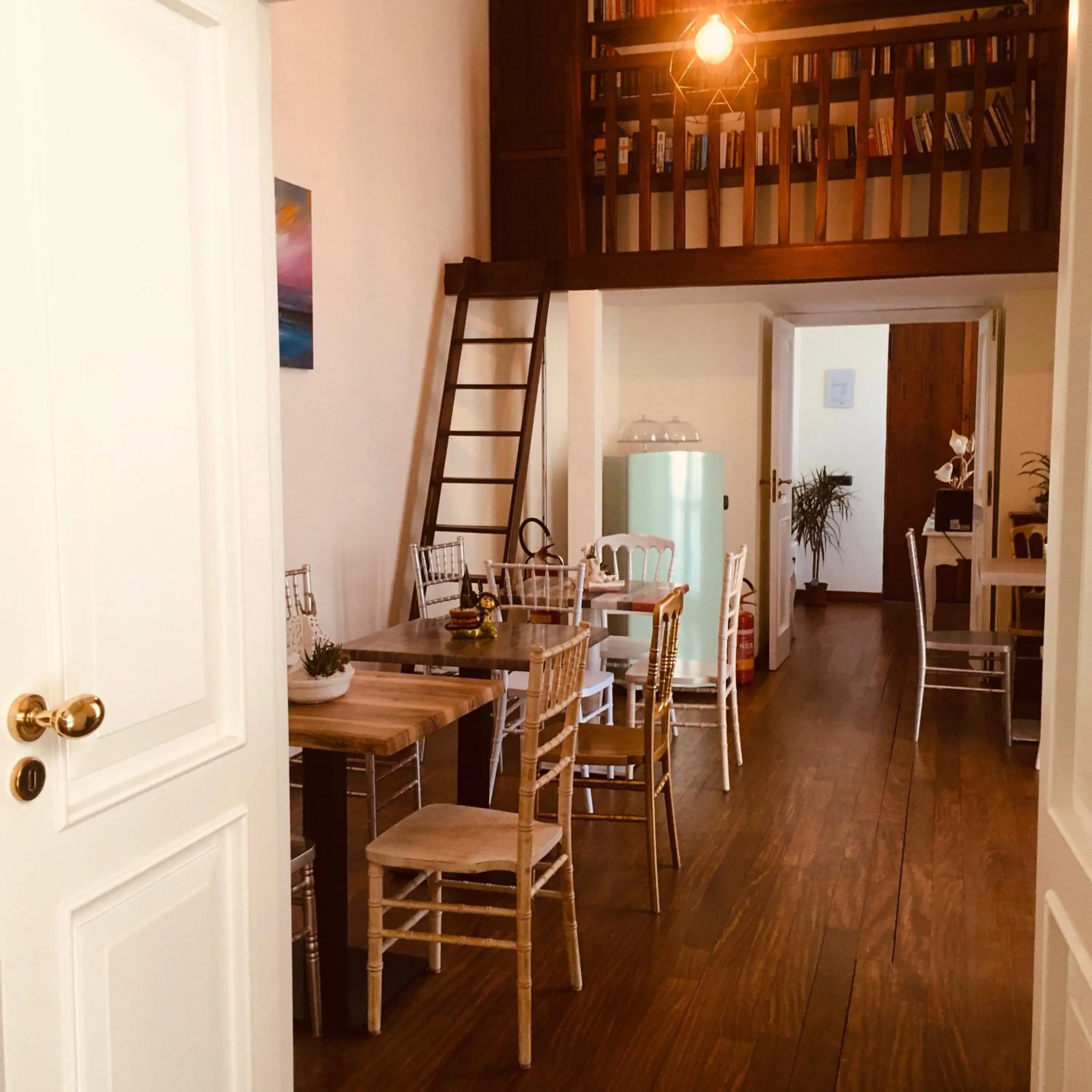 Communal lounge/ TV room in Bed Boutique Napoli Colors