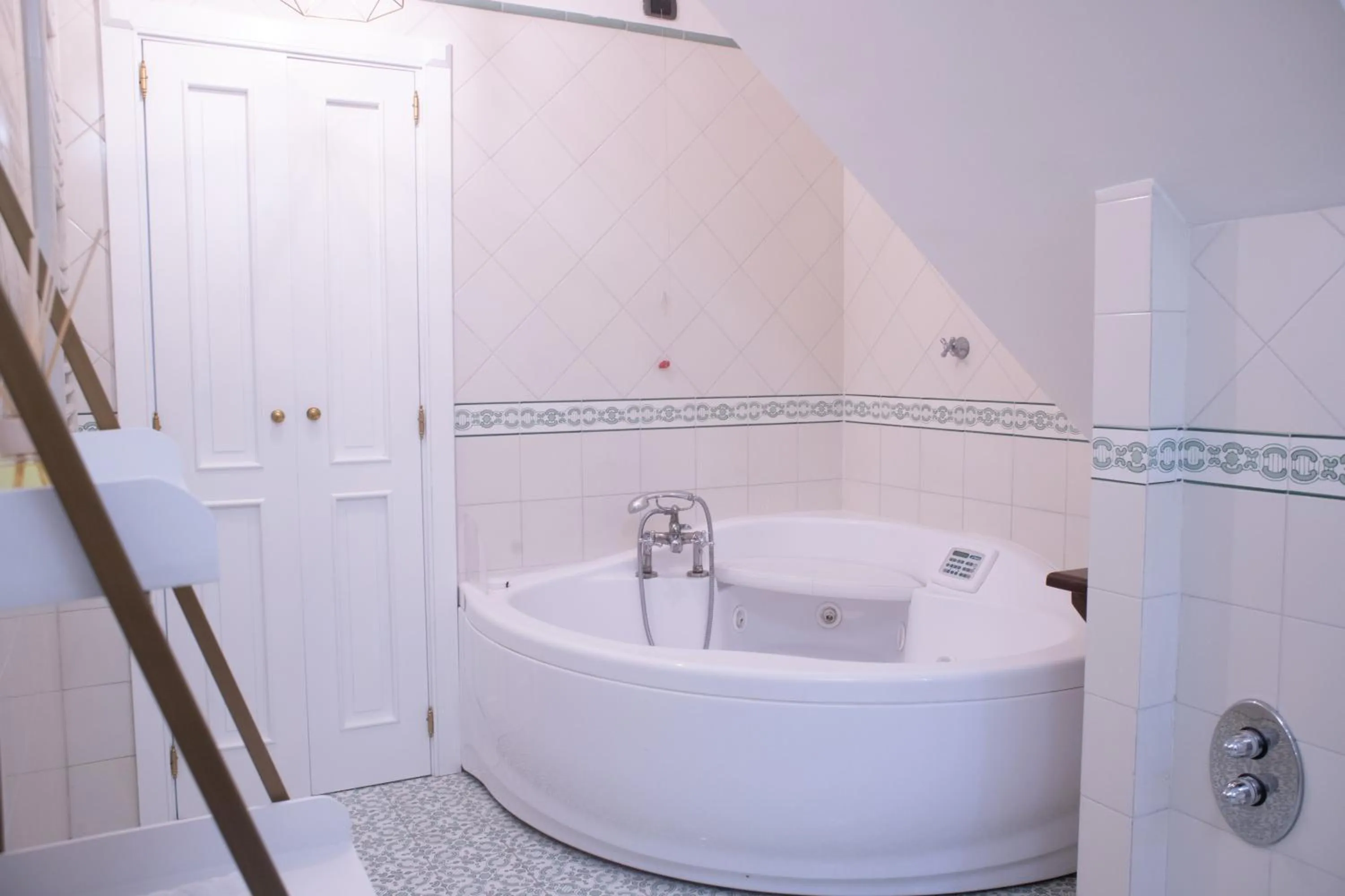 Hot Tub in Bed Boutique Napoli Colors