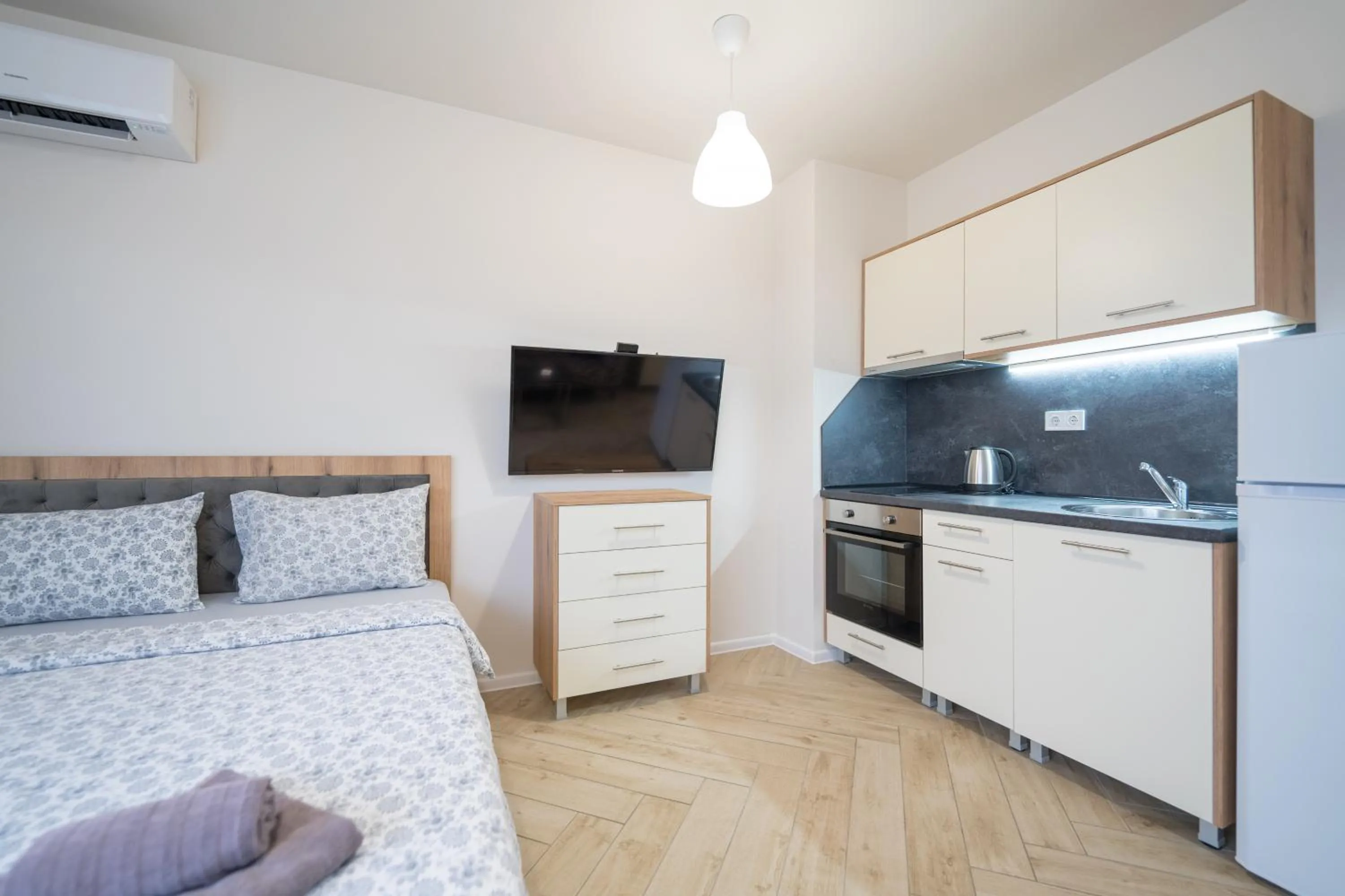 Bed in WOW studios for rent 2 bul Montevideo 25A - B